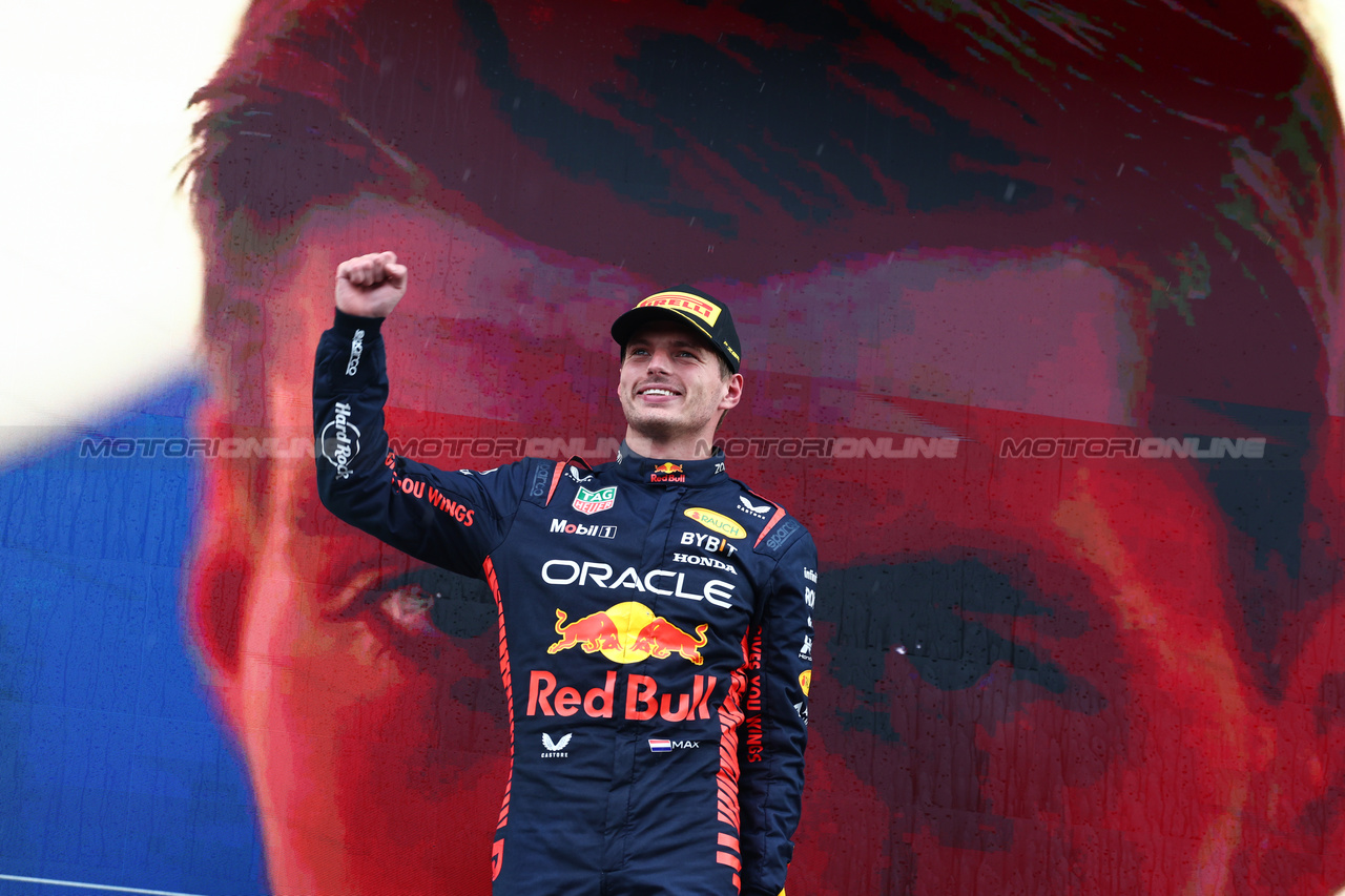 GP OLANDA, Gara winner Max Verstappen (NLD) Red Bull Racing on the podium.

27.08.2023. Formula 1 World Championship, Rd 14, Dutch Grand Prix, Zandvoort, Netherlands, Gara Day.

 - www.xpbimages.com, EMail: requests@xpbimages.com © Copyright: Coates / XPB Images