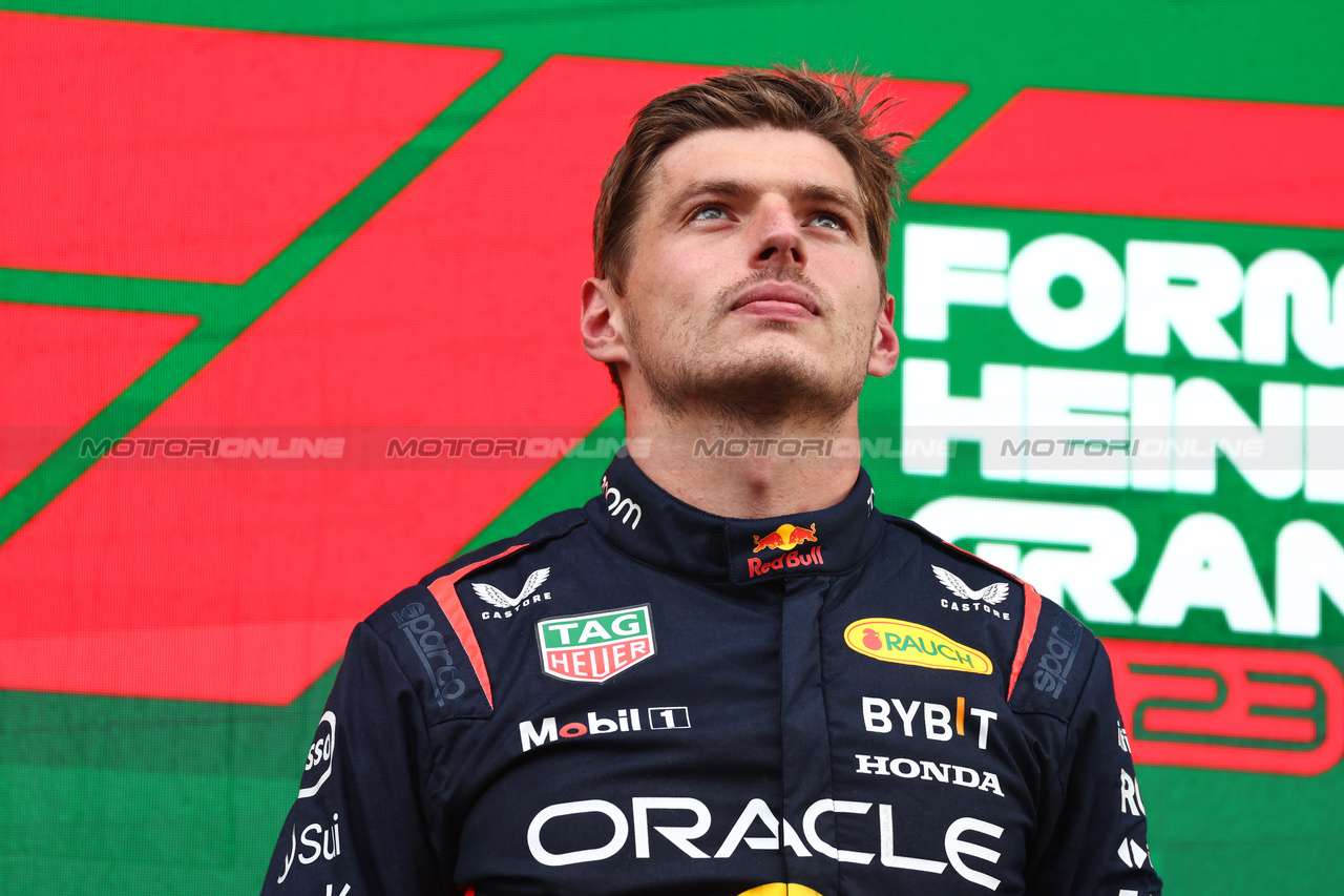GP OLANDA, Gara winner Max Verstappen (NLD) Red Bull Racing on the podium.

27.08.2023. Formula 1 World Championship, Rd 14, Dutch Grand Prix, Zandvoort, Netherlands, Gara Day.

 - www.xpbimages.com, EMail: requests@xpbimages.com © Copyright: Coates / XPB Images