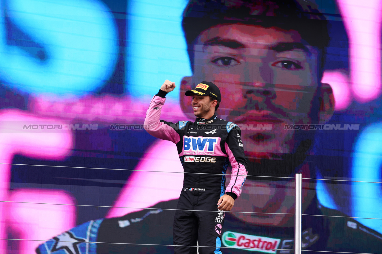 GP OLANDA, Pierre Gasly (FRA) Alpine F1 Team celebrates his third position on the podium.

27.08.2023. Formula 1 World Championship, Rd 14, Dutch Grand Prix, Zandvoort, Netherlands, Gara Day.

 - www.xpbimages.com, EMail: requests@xpbimages.com © Copyright: Coates / XPB Images