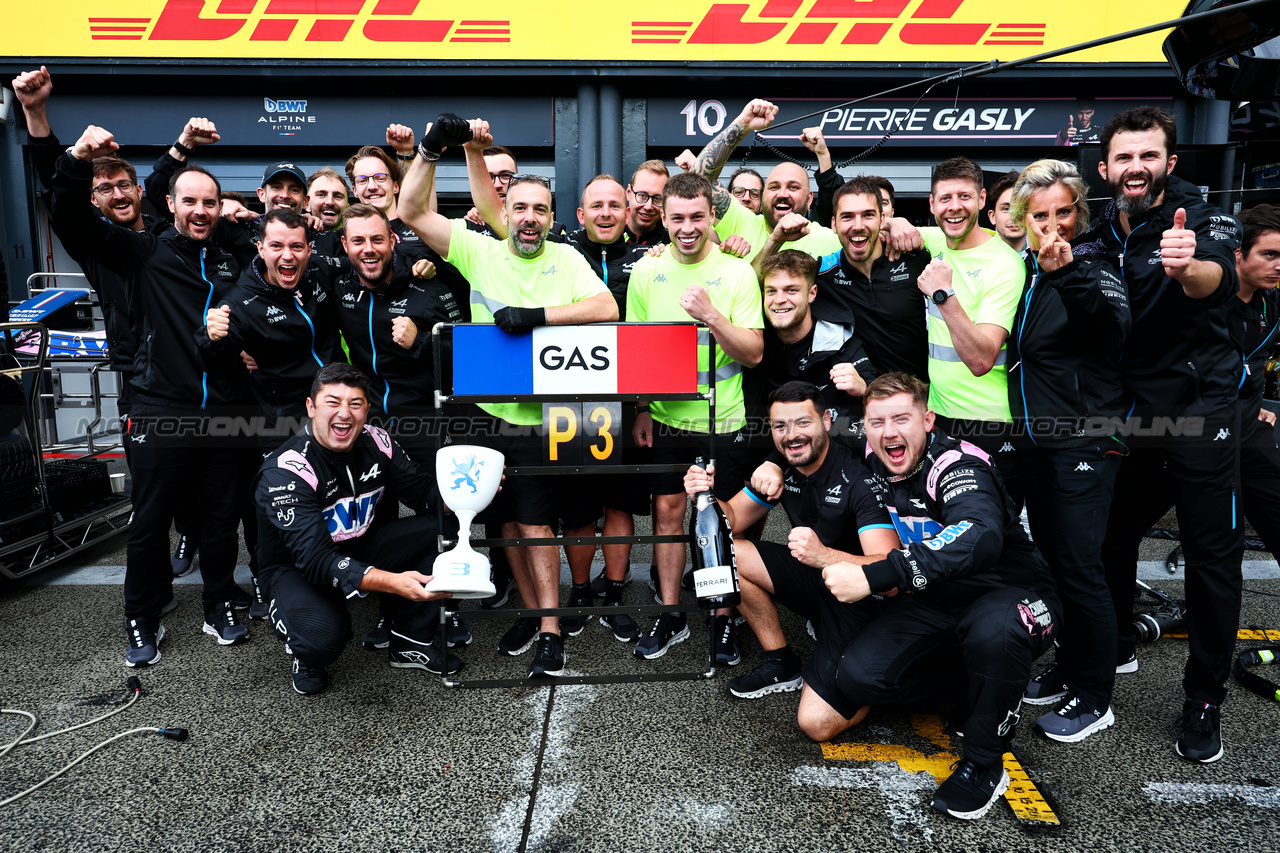 GP OLANDA, Alpine F1 Team celebrates third position for Pierre Gasly (FRA) Alpine F1 Team.

27.08.2023. Formula 1 World Championship, Rd 14, Dutch Grand Prix, Zandvoort, Netherlands, Gara Day.

- www.xpbimages.com, EMail: requests@xpbimages.com © Copyright: Charniaux / XPB Images
