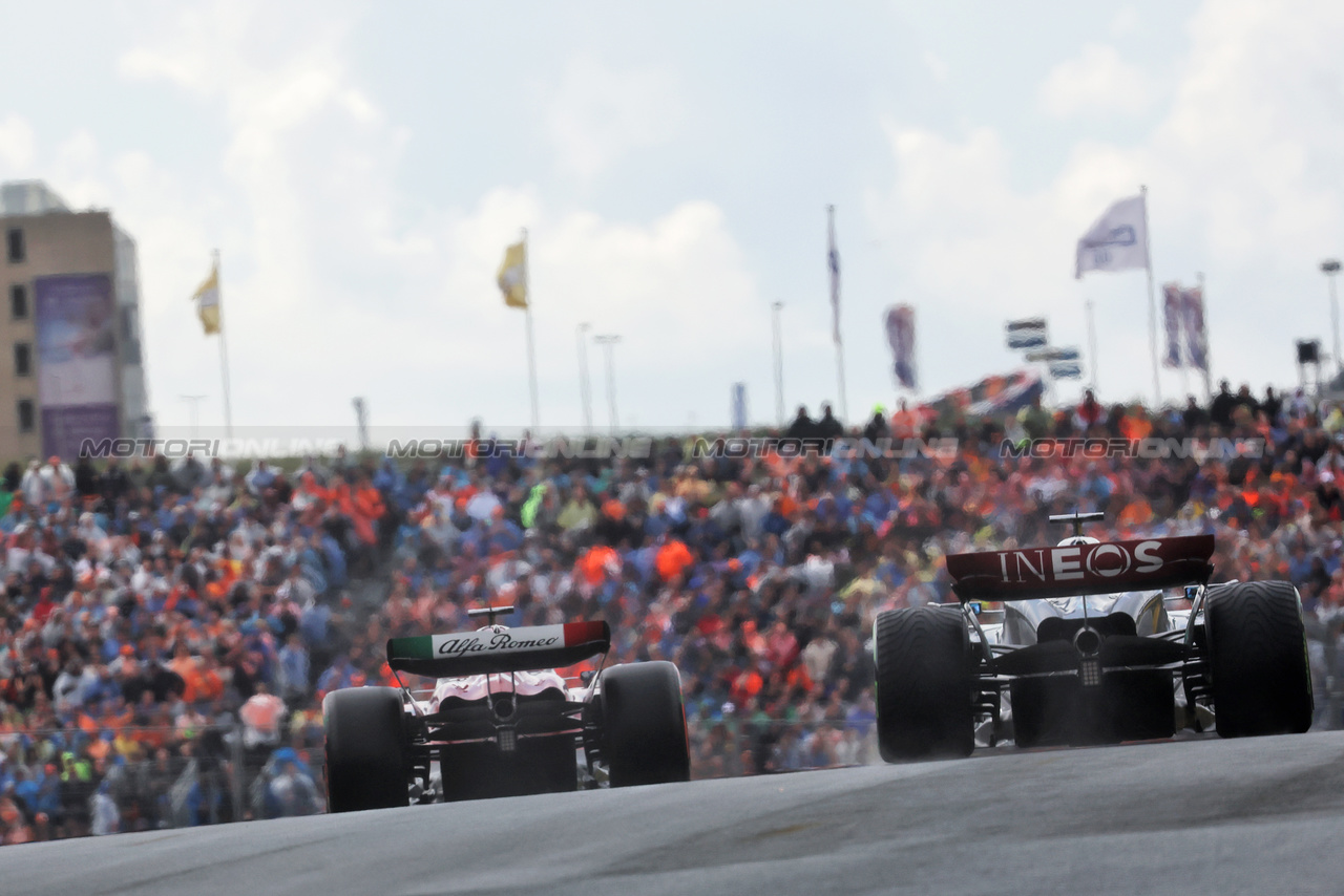 GP OLANDA, Valtteri Bottas (FIN) Alfa Romeo F1 Team C43 e Lewis Hamilton (GBR) Mercedes AMG F1 W14.

27.08.2023. Formula 1 World Championship, Rd 14, Dutch Grand Prix, Zandvoort, Netherlands, Gara Day.

- www.xpbimages.com, EMail: requests@xpbimages.com © Copyright: Bearne / XPB Images
