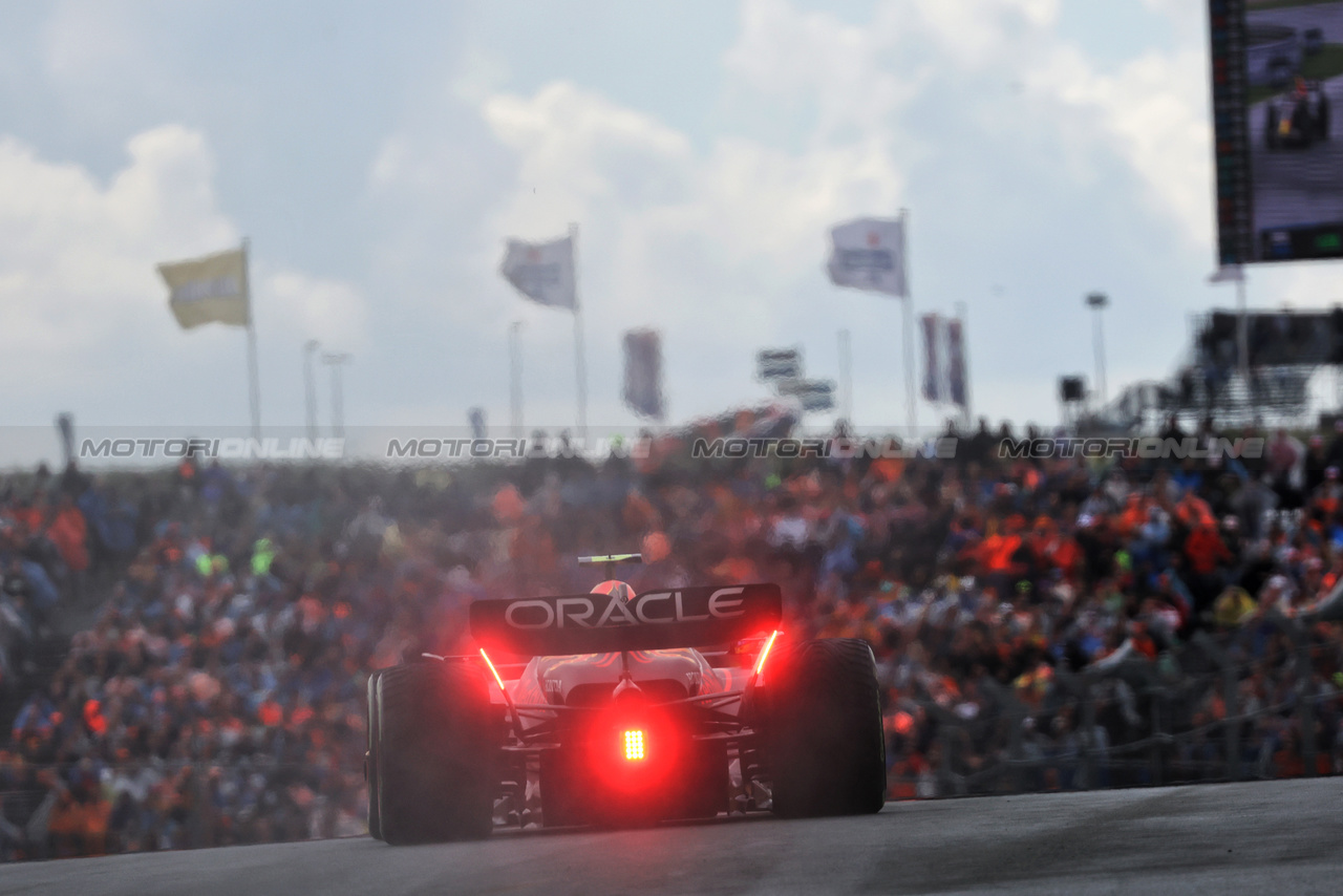 GP OLANDA, Sergio Perez (MEX) Red Bull Racing RB19.

27.08.2023. Formula 1 World Championship, Rd 14, Dutch Grand Prix, Zandvoort, Netherlands, Gara Day.

- www.xpbimages.com, EMail: requests@xpbimages.com © Copyright: Bearne / XPB Images