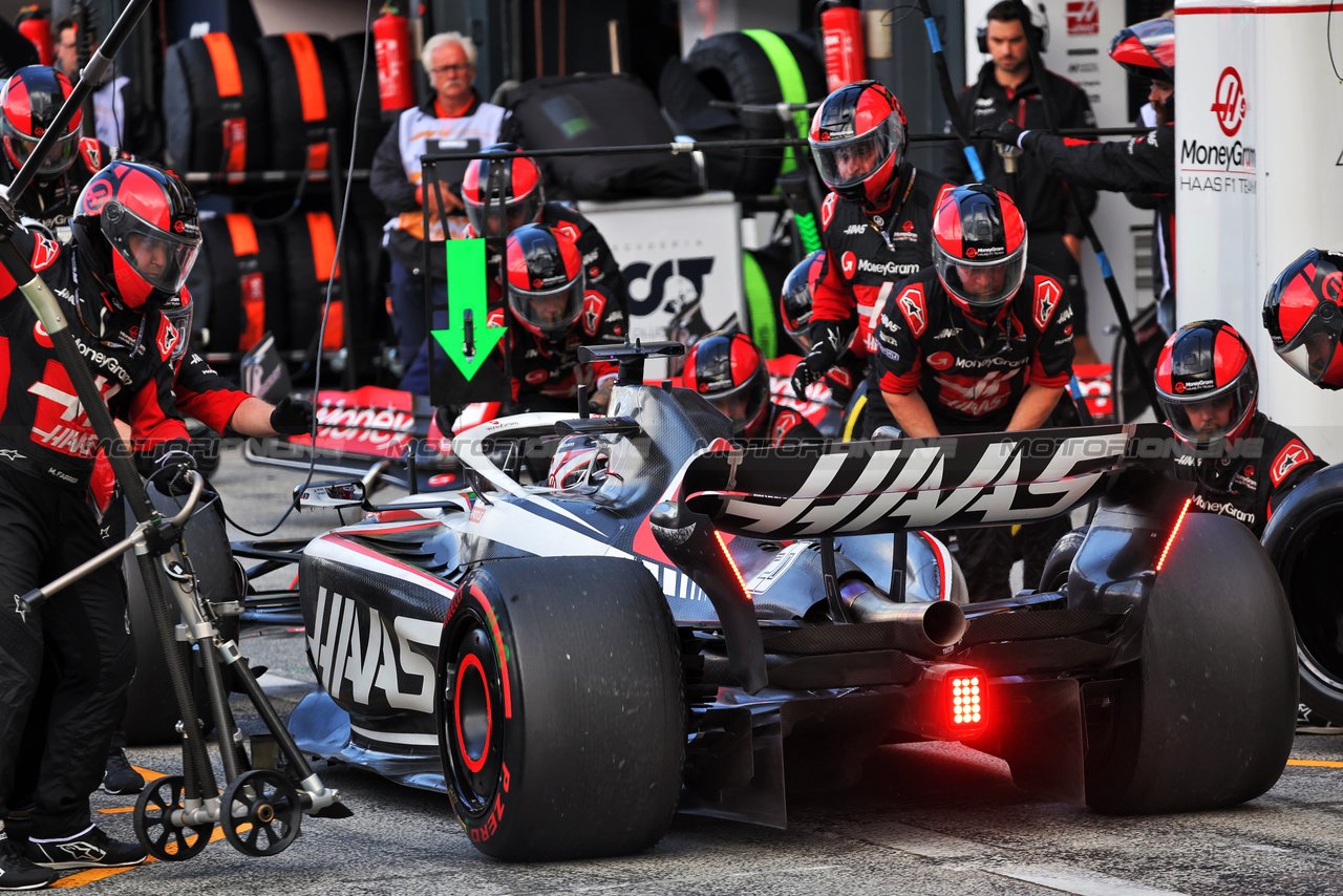 GP OLANDA, Kevin Magnussen (DEN) Haas VF-23 makes a pit stop.

27.08.2023. Formula 1 World Championship, Rd 14, Dutch Grand Prix, Zandvoort, Netherlands, Gara Day.

- www.xpbimages.com, EMail: requests@xpbimages.com © Copyright: Bearne / XPB Images