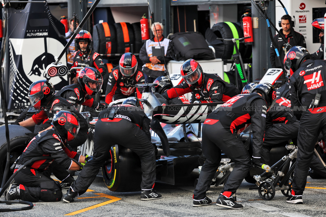 GP OLANDA, Kevin Magnussen (DEN) Haas VF-23 makes a pit stop.

27.08.2023. Formula 1 World Championship, Rd 14, Dutch Grand Prix, Zandvoort, Netherlands, Gara Day.

- www.xpbimages.com, EMail: requests@xpbimages.com © Copyright: Bearne / XPB Images