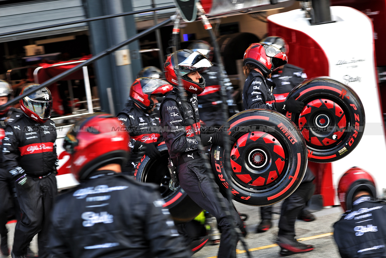 GP OLANDA, Alfa Romeo F1 Team makes a pit stop.

27.08.2023. Formula 1 World Championship, Rd 14, Dutch Grand Prix, Zandvoort, Netherlands, Gara Day.

- www.xpbimages.com, EMail: requests@xpbimages.com © Copyright: Bearne / XPB Images
