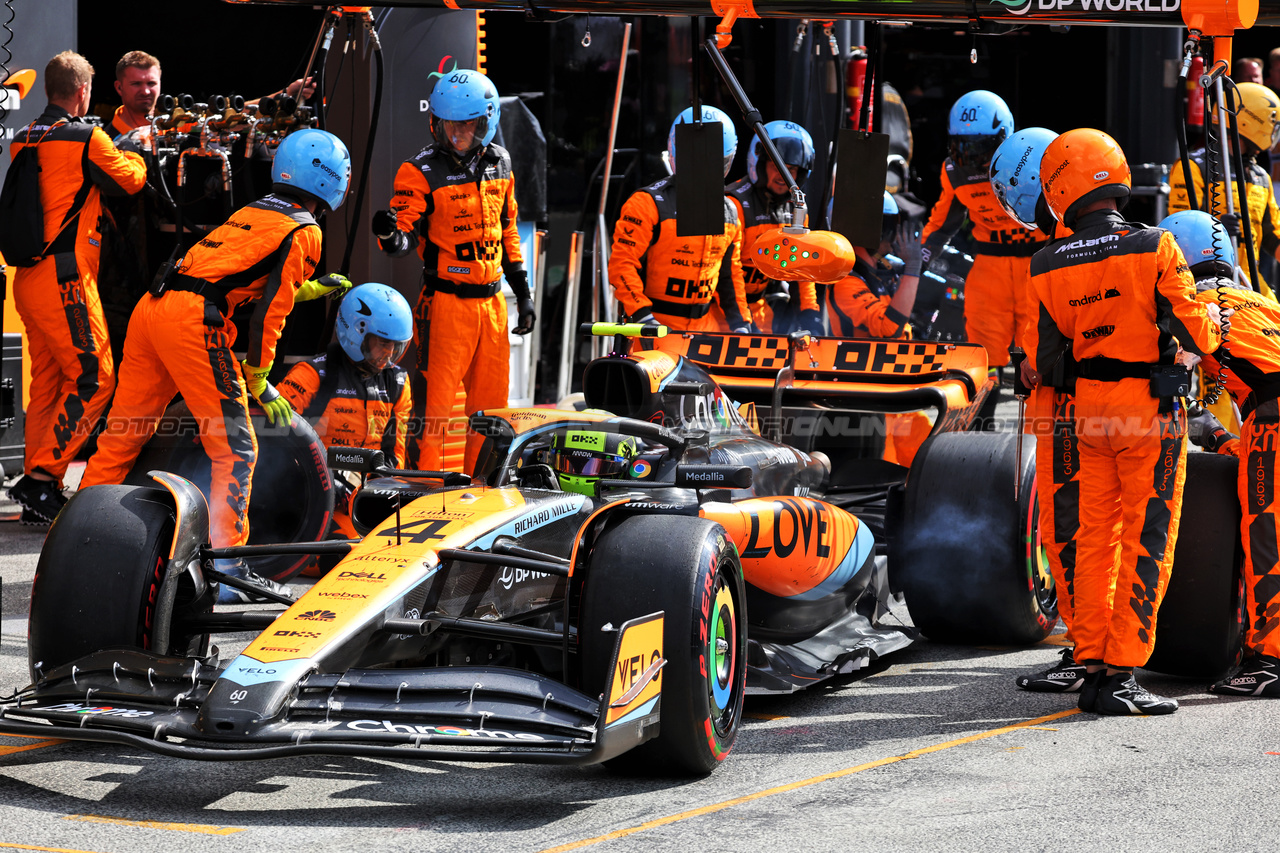 GP OLANDA, Lando Norris (GBR) McLaren MCL60 makes a pit stop.

27.08.2023. Formula 1 World Championship, Rd 14, Dutch Grand Prix, Zandvoort, Netherlands, Gara Day.

- www.xpbimages.com, EMail: requests@xpbimages.com © Copyright: Bearne / XPB Images