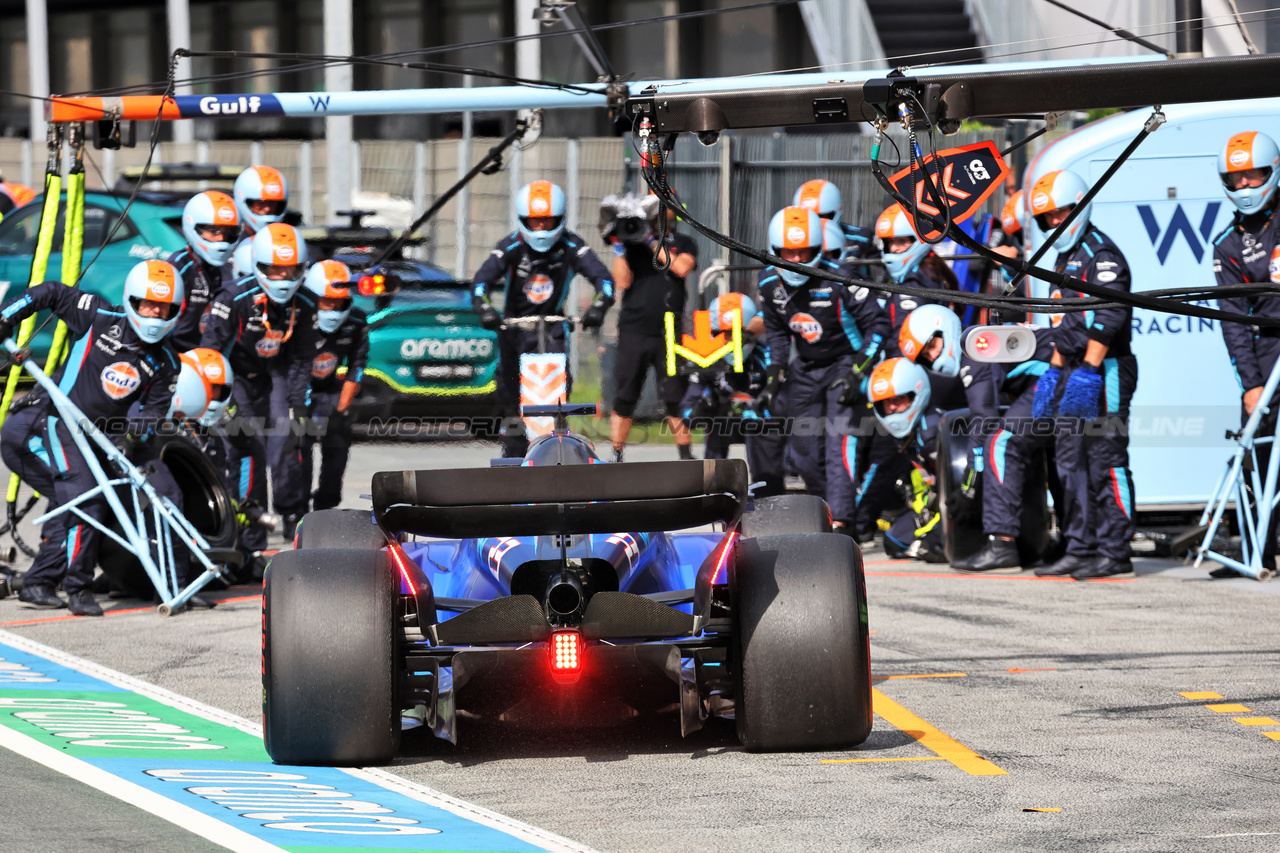 GP OLANDA, Alexander Albon (THA) Williams Racing FW45 makes a pit stop.

27.08.2023. Formula 1 World Championship, Rd 14, Dutch Grand Prix, Zandvoort, Netherlands, Gara Day.

- www.xpbimages.com, EMail: requests@xpbimages.com © Copyright: Bearne / XPB Images