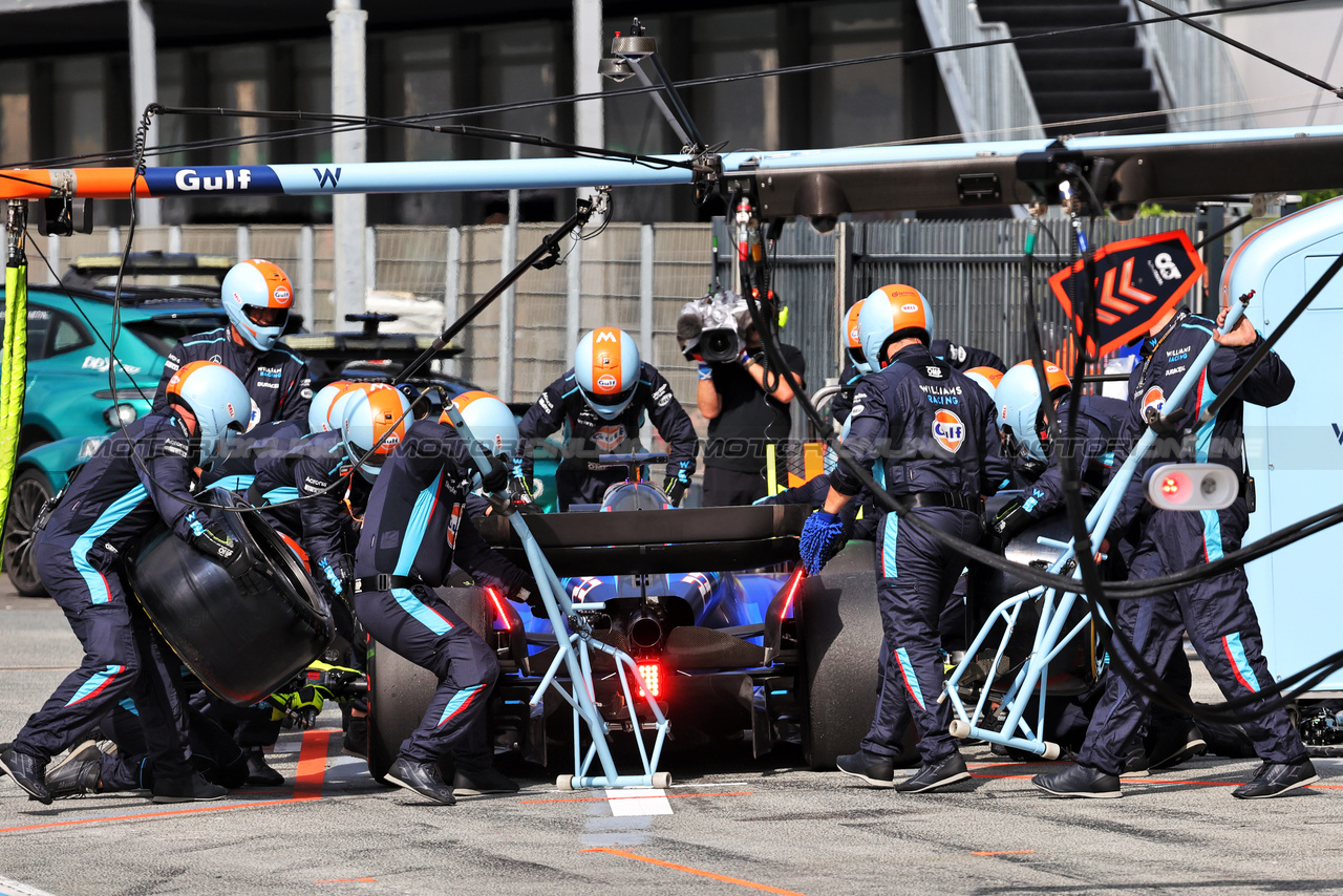 GP OLANDA, Alexander Albon (THA) Williams Racing FW45 makes a pit stop.

27.08.2023. Formula 1 World Championship, Rd 14, Dutch Grand Prix, Zandvoort, Netherlands, Gara Day.

- www.xpbimages.com, EMail: requests@xpbimages.com © Copyright: Bearne / XPB Images