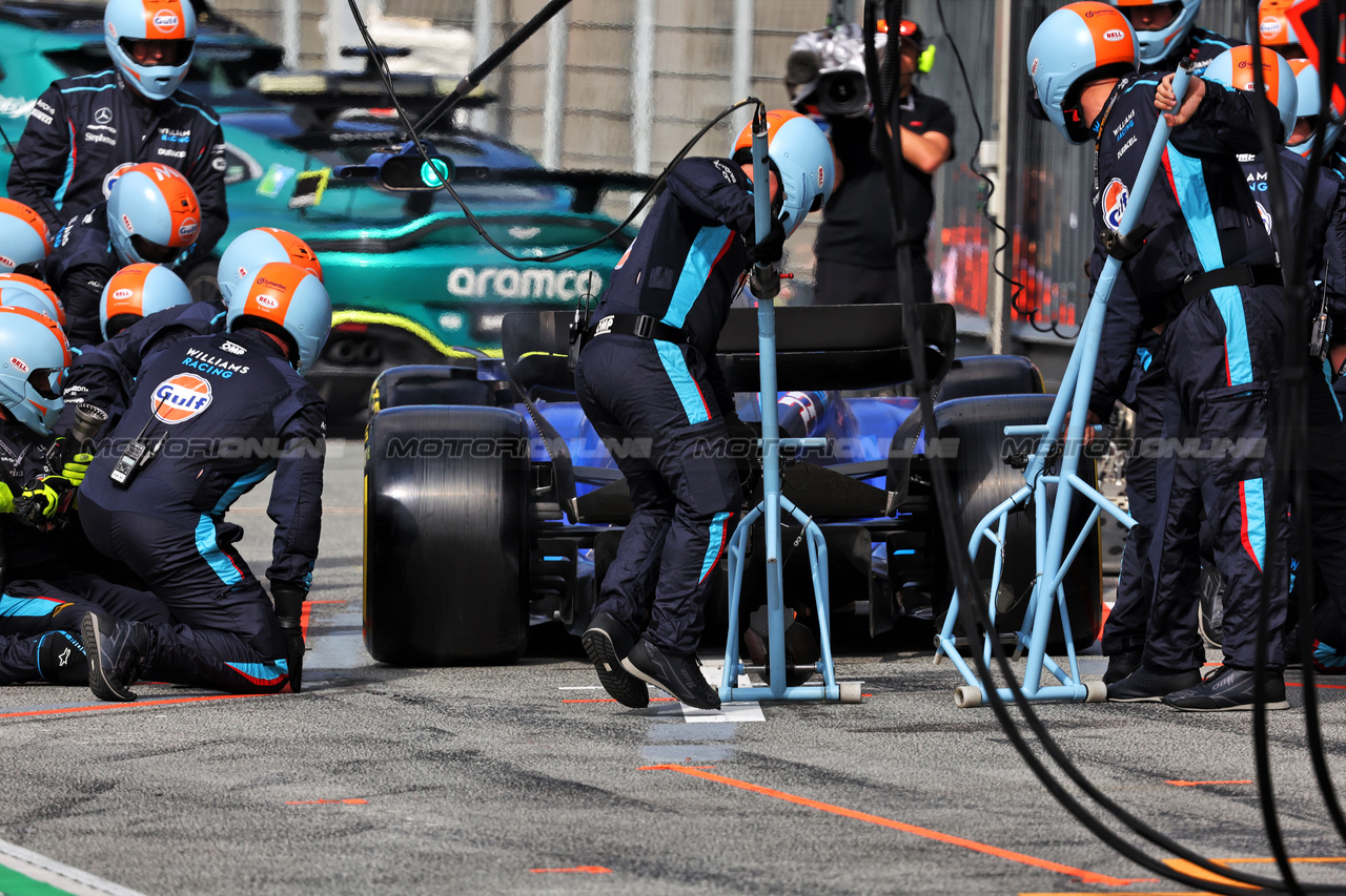 GP OLANDA, Alexander Albon (THA) Williams Racing FW45 makes a pit stop.

27.08.2023. Formula 1 World Championship, Rd 14, Dutch Grand Prix, Zandvoort, Netherlands, Gara Day.

- www.xpbimages.com, EMail: requests@xpbimages.com © Copyright: Bearne / XPB Images