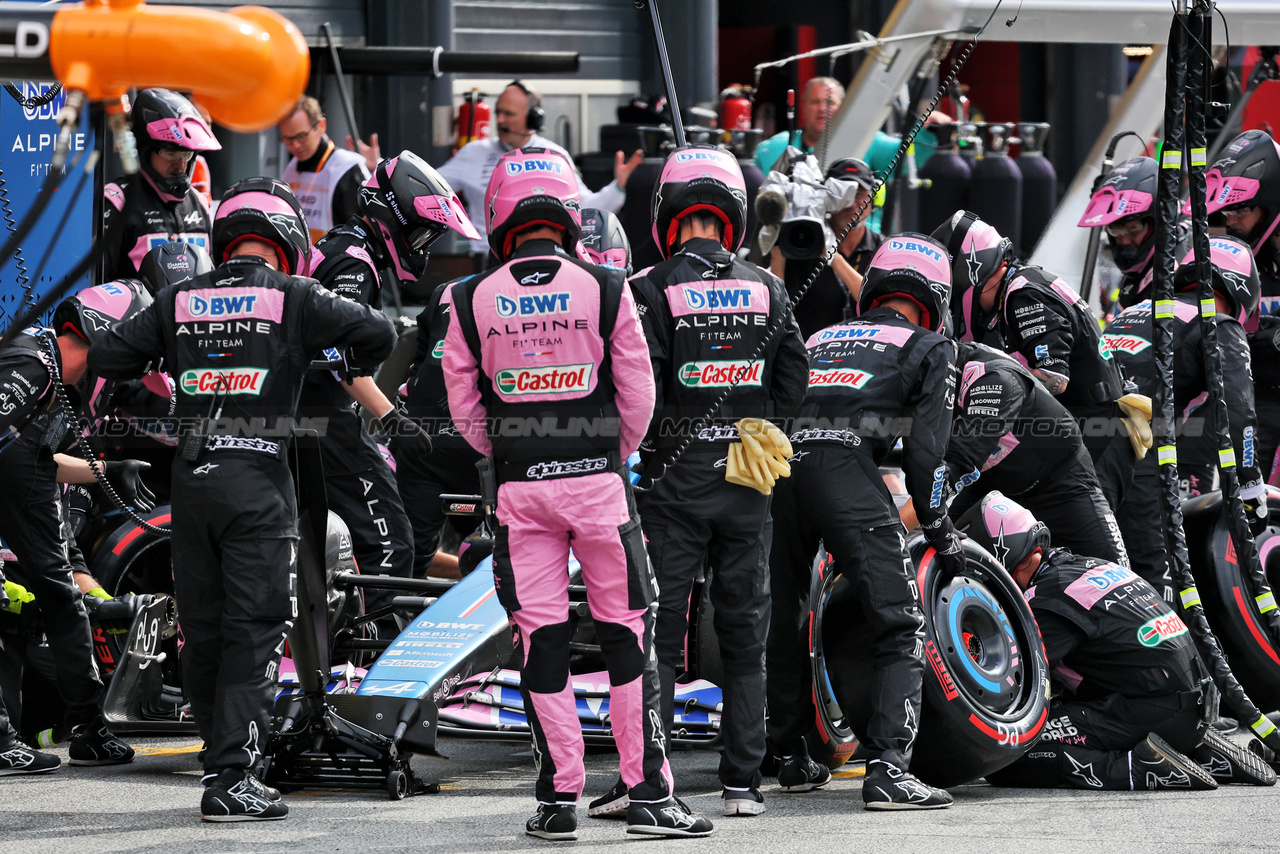 GP OLANDA, Pierre Gasly (FRA) Alpine F1 Team A523 makes a pit stop.

27.08.2023. Formula 1 World Championship, Rd 14, Dutch Grand Prix, Zandvoort, Netherlands, Gara Day.

- www.xpbimages.com, EMail: requests@xpbimages.com © Copyright: Bearne / XPB Images