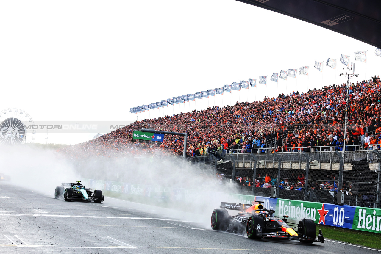 GP OLANDA, Max Verstappen (NLD) Red Bull Racing RB19.

27.08.2023. Formula 1 World Championship, Rd 14, Dutch Grand Prix, Zandvoort, Netherlands, Gara Day.

- www.xpbimages.com, EMail: requests@xpbimages.com © Copyright: Bearne / XPB Images