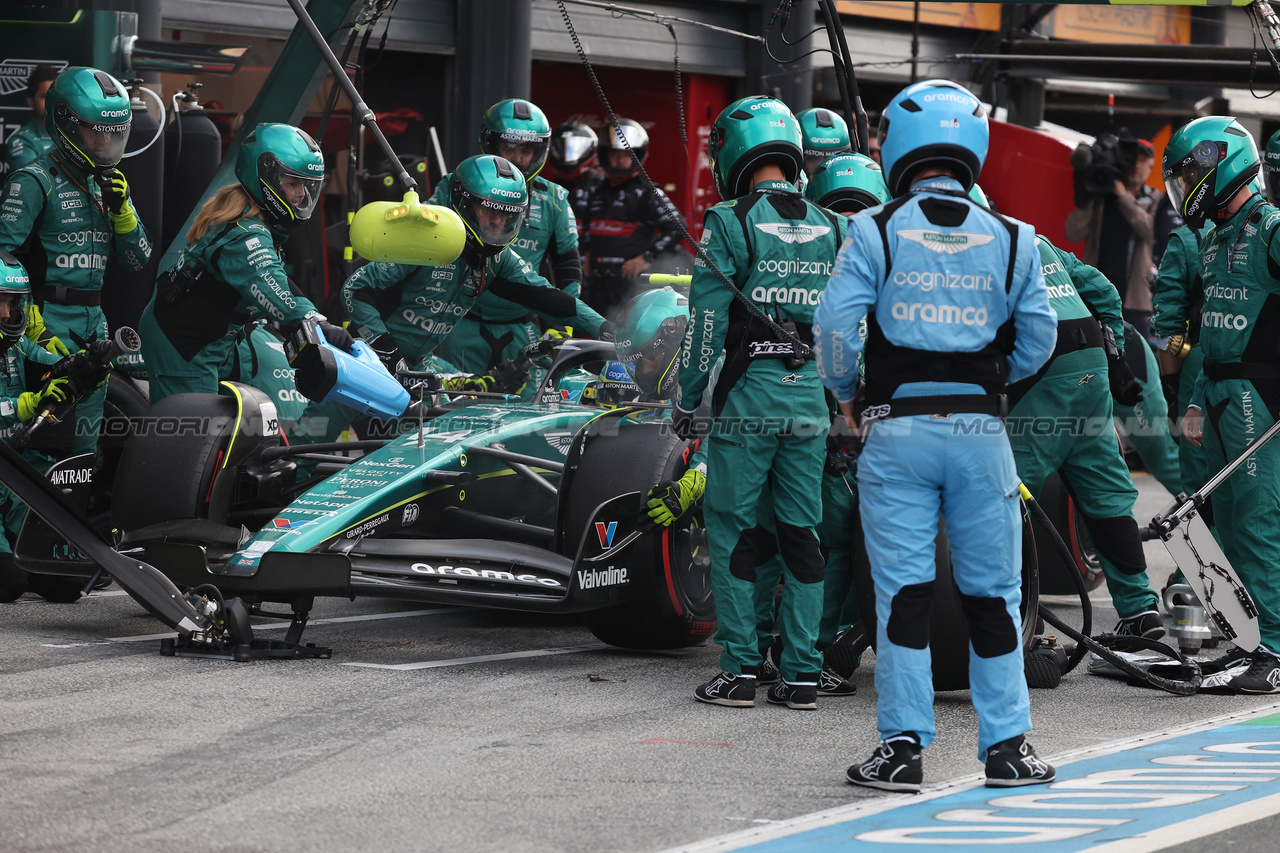 GP OLANDA, Fernando Alonso (ESP) Aston Martin F1 Team AMR23 makes a pit stop.

27.08.2023. Formula 1 World Championship, Rd 14, Dutch Grand Prix, Zandvoort, Netherlands, Gara Day.

- www.xpbimages.com, EMail: requests@xpbimages.com © Copyright: Bearne / XPB Images