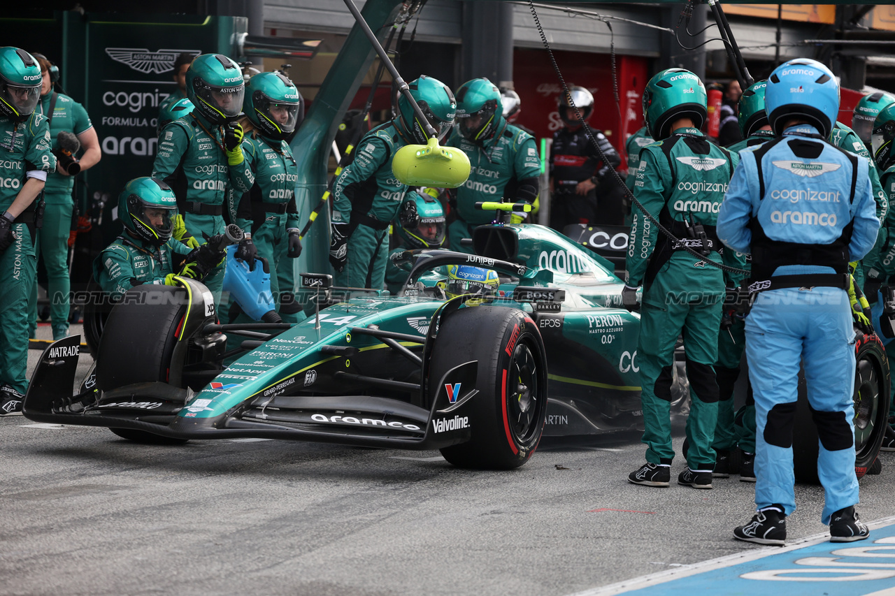 GP OLANDA, Fernando Alonso (ESP) Aston Martin F1 Team AMR23 makes a pit stop.

27.08.2023. Formula 1 World Championship, Rd 14, Dutch Grand Prix, Zandvoort, Netherlands, Gara Day.

- www.xpbimages.com, EMail: requests@xpbimages.com © Copyright: Bearne / XPB Images