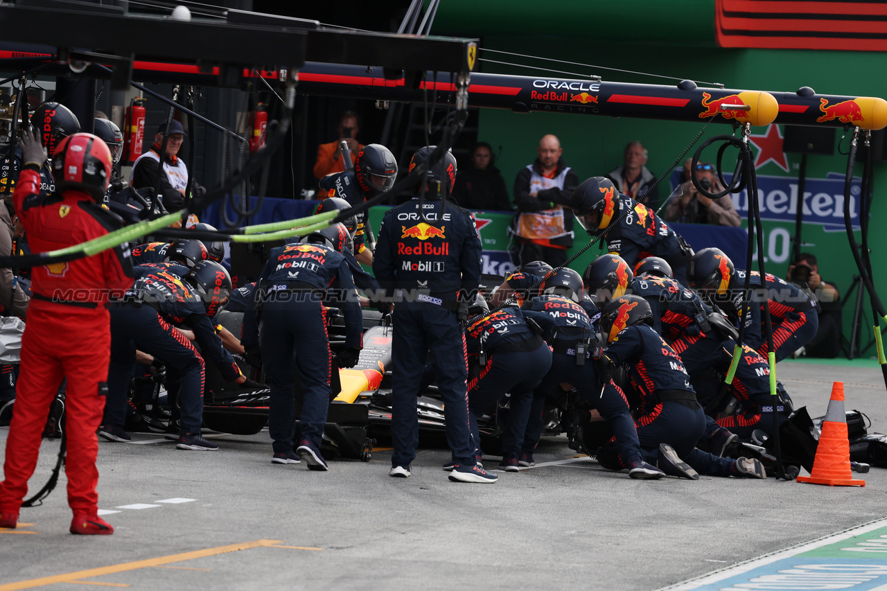 GP OLANDA, Max Verstappen (NLD) Red Bull Racing RB19 makes a pit stop.

27.08.2023. Formula 1 World Championship, Rd 14, Dutch Grand Prix, Zandvoort, Netherlands, Gara Day.

- www.xpbimages.com, EMail: requests@xpbimages.com © Copyright: Bearne / XPB Images