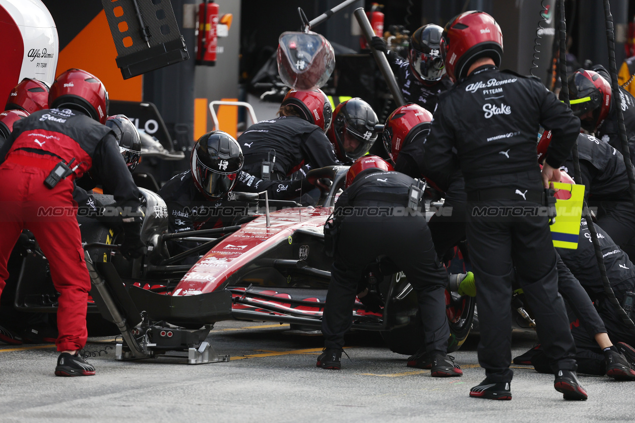 GP OLANDA, Valtteri Bottas (FIN) Alfa Romeo F1 Team C43 makes a pit stop.

27.08.2023. Formula 1 World Championship, Rd 14, Dutch Grand Prix, Zandvoort, Netherlands, Gara Day.

- www.xpbimages.com, EMail: requests@xpbimages.com © Copyright: Bearne / XPB Images