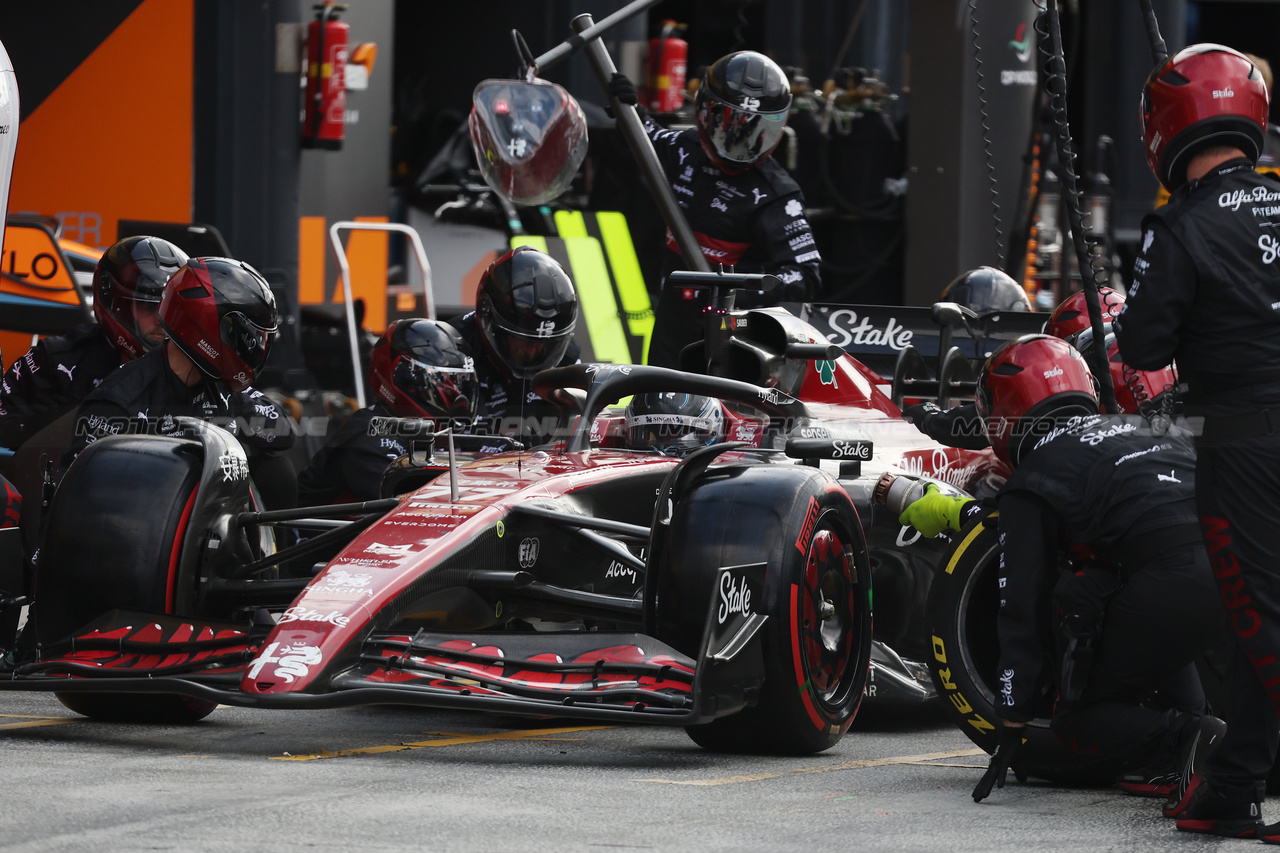 GP OLANDA, Valtteri Bottas (FIN) Alfa Romeo F1 Team C43 makes a pit stop.

27.08.2023. Formula 1 World Championship, Rd 14, Dutch Grand Prix, Zandvoort, Netherlands, Gara Day.

- www.xpbimages.com, EMail: requests@xpbimages.com © Copyright: Bearne / XPB Images