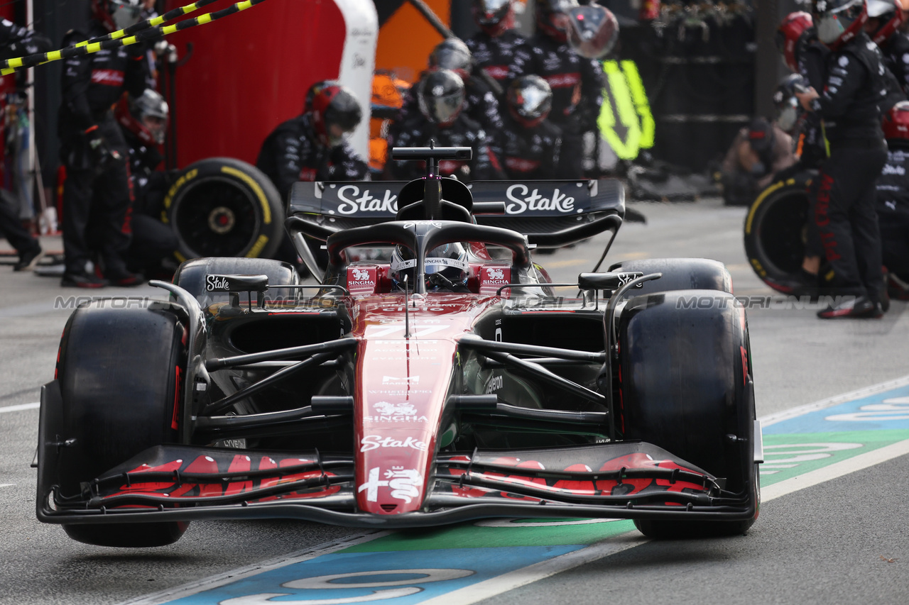 GP OLANDA, Valtteri Bottas (FIN) Alfa Romeo F1 Team C43 makes a pit stop.

27.08.2023. Formula 1 World Championship, Rd 14, Dutch Grand Prix, Zandvoort, Netherlands, Gara Day.

- www.xpbimages.com, EMail: requests@xpbimages.com © Copyright: Bearne / XPB Images