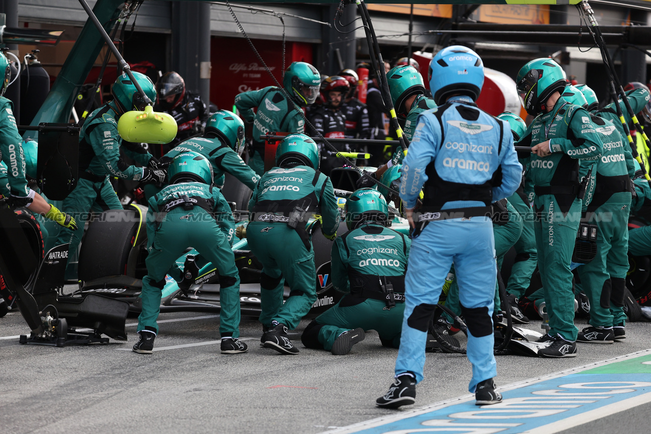 GP OLANDA, Fernando Alonso (ESP) Aston Martin F1 Team AMR23 makes a pit stop.

27.08.2023. Formula 1 World Championship, Rd 14, Dutch Grand Prix, Zandvoort, Netherlands, Gara Day.

- www.xpbimages.com, EMail: requests@xpbimages.com © Copyright: Bearne / XPB Images