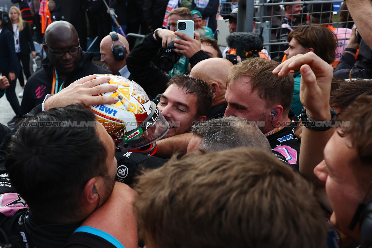 GP OLANDA, Pierre Gasly (FRA) Alpine F1 Team celebrates his third position with the team in parc ferme.

27.08.2023. Formula 1 World Championship, Rd 14, Dutch Grand Prix, Zandvoort, Netherlands, Gara Day.

- www.xpbimages.com, EMail: requests@xpbimages.com © Copyright: Charniaux / XPB Images