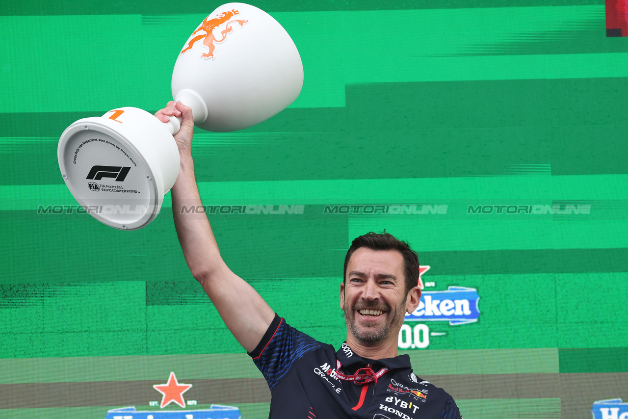 GP OLANDA, Edward Aveling (GBR) Red Bull Racing Chief designer - Mechanical celebrates on the podium.

27.08.2023. Formula 1 World Championship, Rd 14, Dutch Grand Prix, Zandvoort, Netherlands, Gara Day.

- www.xpbimages.com, EMail: requests@xpbimages.com © Copyright: Bearne / XPB Images