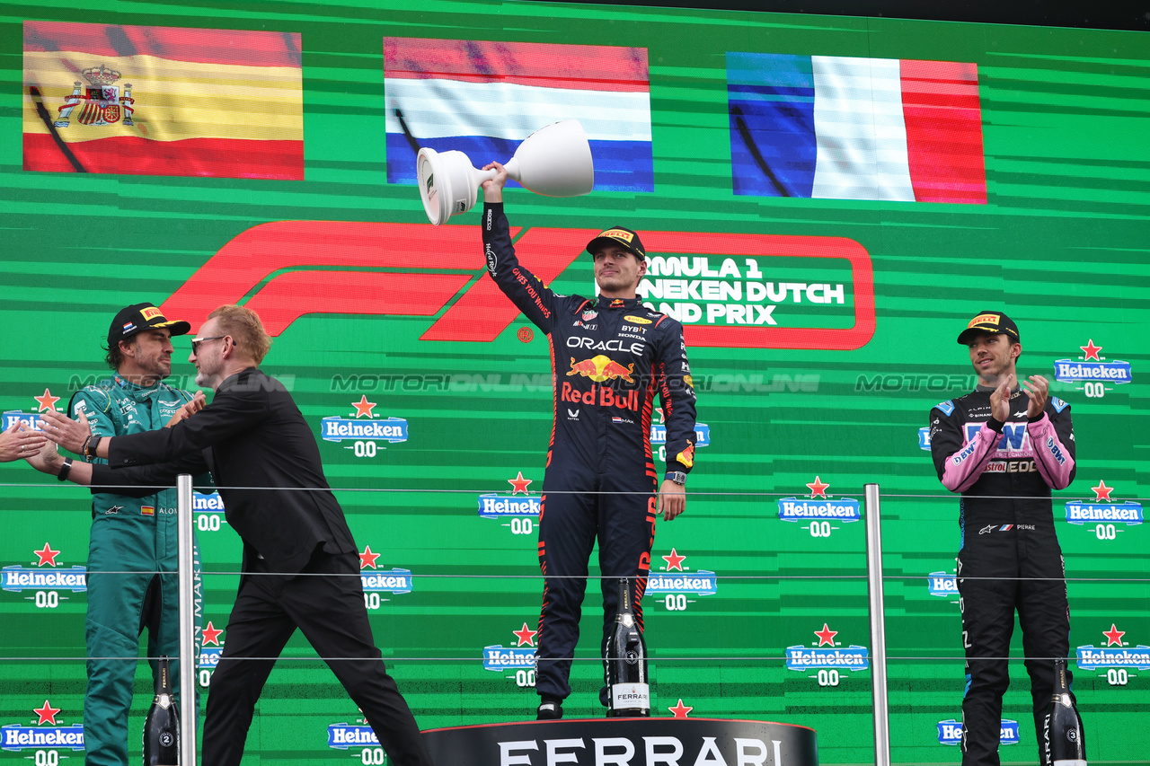 GP OLANDA, The podium (L to R): Fernando Alonso (ESP) Aston Martin F1 Team, second; Max Verstappen (NLD) Red Bull Racing, vincitore; Pierre Gasly (FRA) Alpine F1 Team, third.

27.08.2023. Formula 1 World Championship, Rd 14, Dutch Grand Prix, Zandvoort, Netherlands, Gara Day.

- www.xpbimages.com, EMail: requests@xpbimages.com © Copyright: Bearne / XPB Images