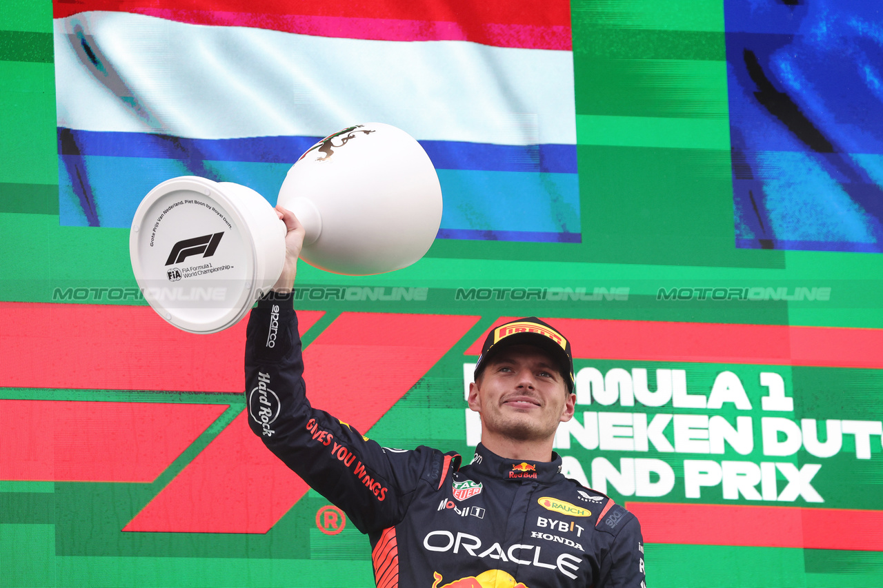 GP OLANDA, Gara winner Max Verstappen (NLD) Red Bull Racing celebrates on the podium.

27.08.2023. Formula 1 World Championship, Rd 14, Dutch Grand Prix, Zandvoort, Netherlands, Gara Day.

- www.xpbimages.com, EMail: requests@xpbimages.com © Copyright: Bearne / XPB Images