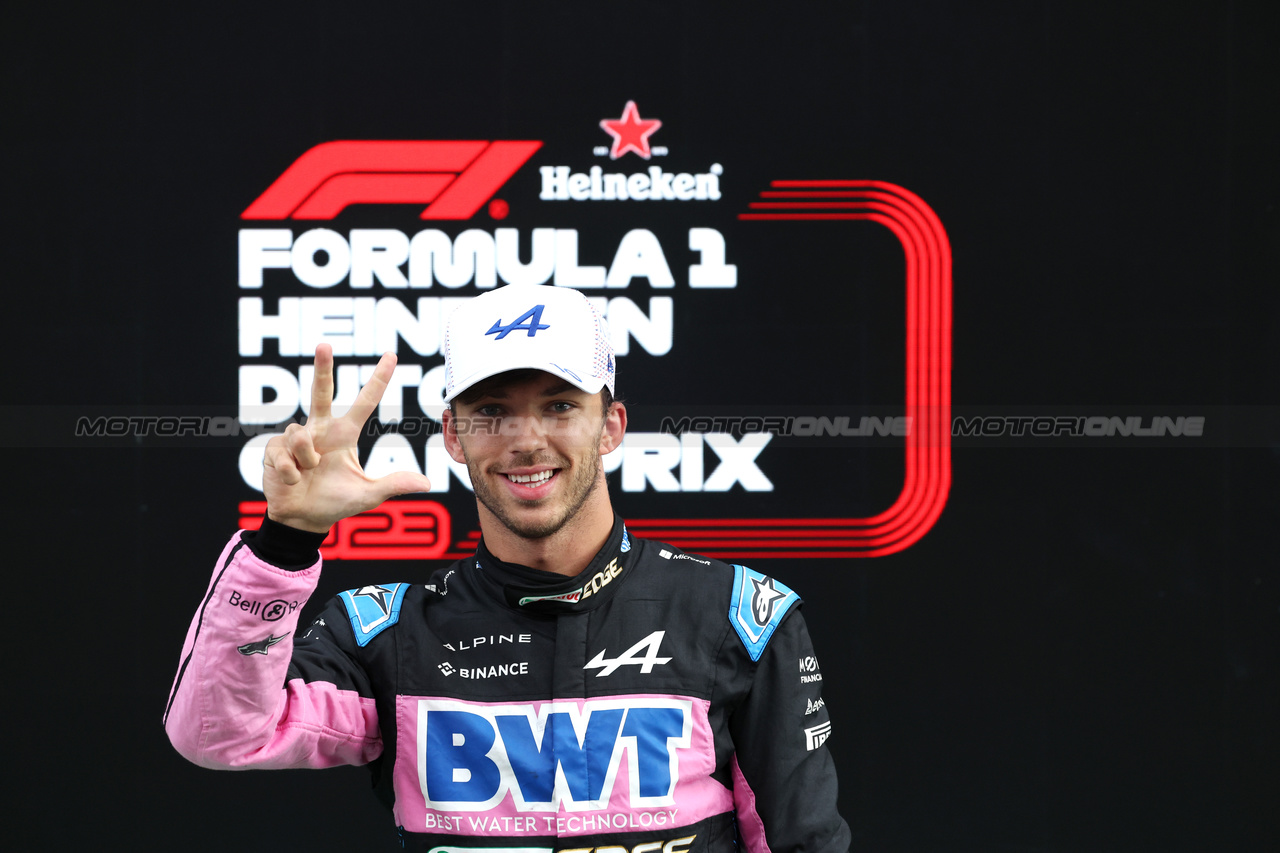 GP OLANDA, Pierre Gasly (FRA) Alpine F1 Team celebrates his third position in parc ferme.

27.08.2023. Formula 1 World Championship, Rd 14, Dutch Grand Prix, Zandvoort, Netherlands, Gara Day.

- www.xpbimages.com, EMail: requests@xpbimages.com © Copyright: Bearne / XPB Images