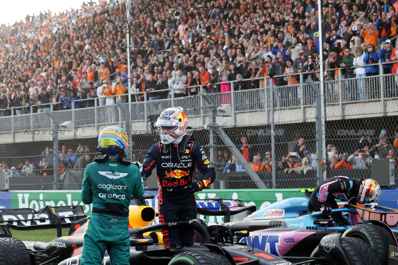 GP OLANDA, Gara winner Max Verstappen (NLD) Red Bull Racing celebrates in parc ferme with second placed Fernando Alonso (ESP) Aston Martin F1 Team (Left).

27.08.2023. Formula 1 World Championship, Rd 14, Dutch Grand Prix, Zandvoort, Netherlands, Gara Day.

- www.xpbimages.com, EMail: requests@xpbimages.com © Copyright: Bearne / XPB Images