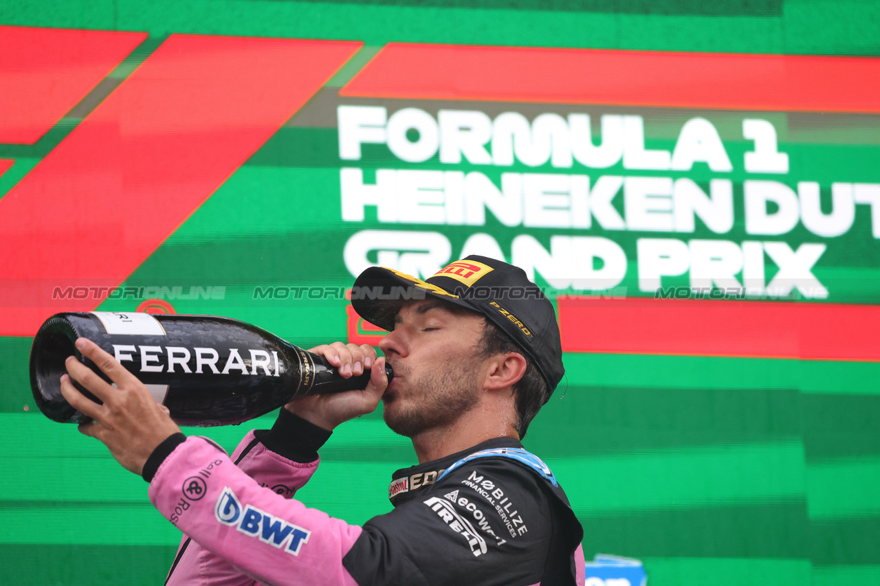 GP OLANDA, Pierre Gasly (FRA) Alpine F1 Team celebrates his third position on the podium.

27.08.2023. Formula 1 World Championship, Rd 14, Dutch Grand Prix, Zandvoort, Netherlands, Gara Day.

- www.xpbimages.com, EMail: requests@xpbimages.com © Copyright: Bearne / XPB Images