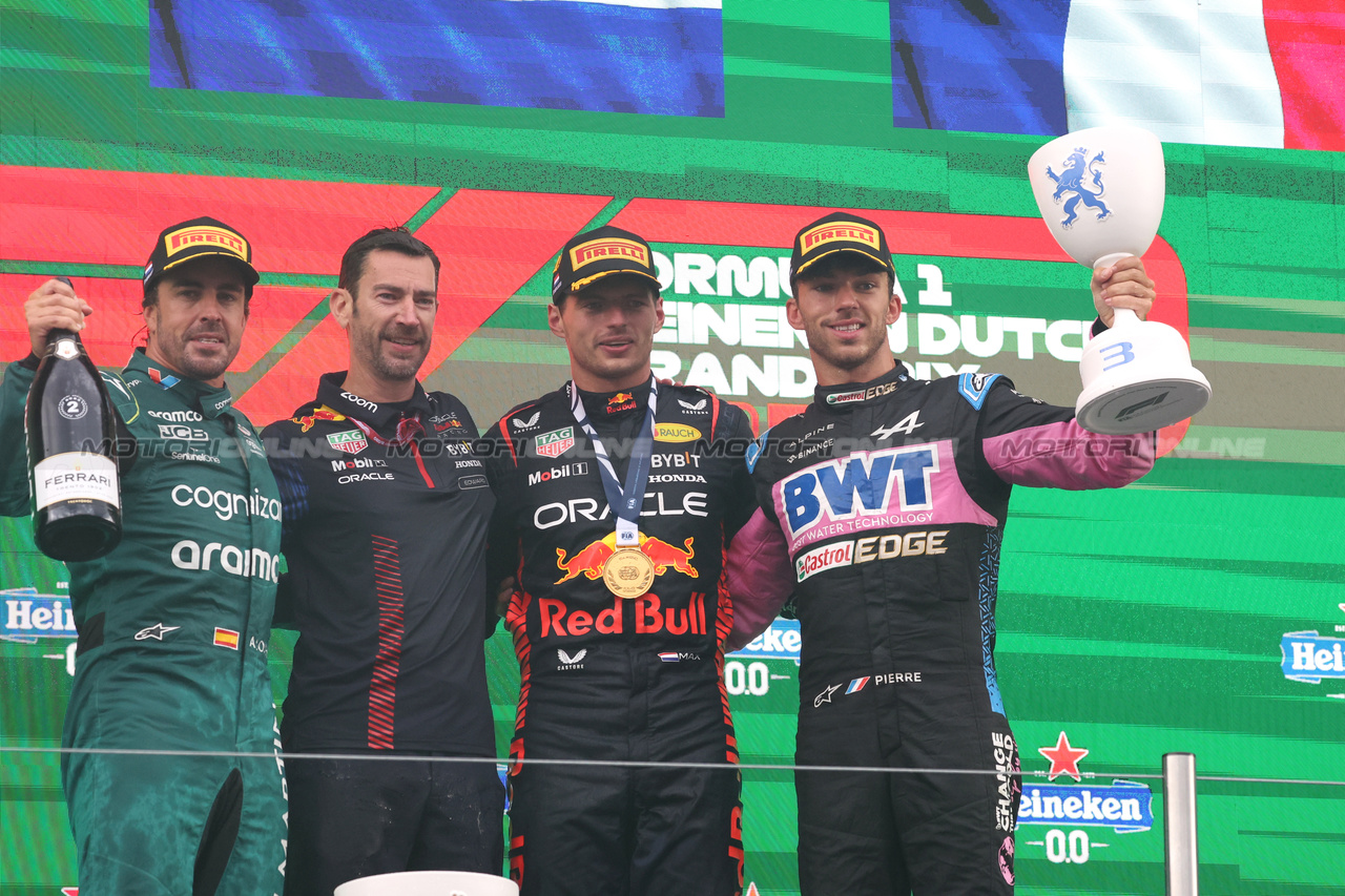 GP OLANDA, The podium (L to R): Fernando Alonso (ESP) Aston Martin F1 Team, second; Edward Aveling (GBR) Red Bull Racing Chief designer - Mechanical; Max Verstappen (NLD) Red Bull Racing, vincitore; Pierre Gasly (FRA) Alpine F1 Team, third.

27.08.2023. Formula 1 World Championship, Rd 14, Dutch Grand Prix, Zandvoort, Netherlands, Gara Day.

- www.xpbimages.com, EMail: requests@xpbimages.com © Copyright: Bearne / XPB Images