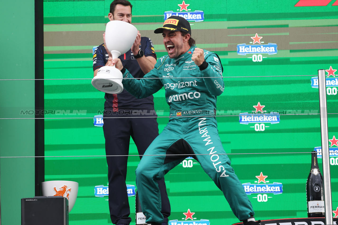 GP OLANDA, Fernando Alonso (ESP) Aston Martin F1 Team celebrates his second position on the podium.

27.08.2023. Formula 1 World Championship, Rd 14, Dutch Grand Prix, Zandvoort, Netherlands, Gara Day.

- www.xpbimages.com, EMail: requests@xpbimages.com © Copyright: Bearne / XPB Images
