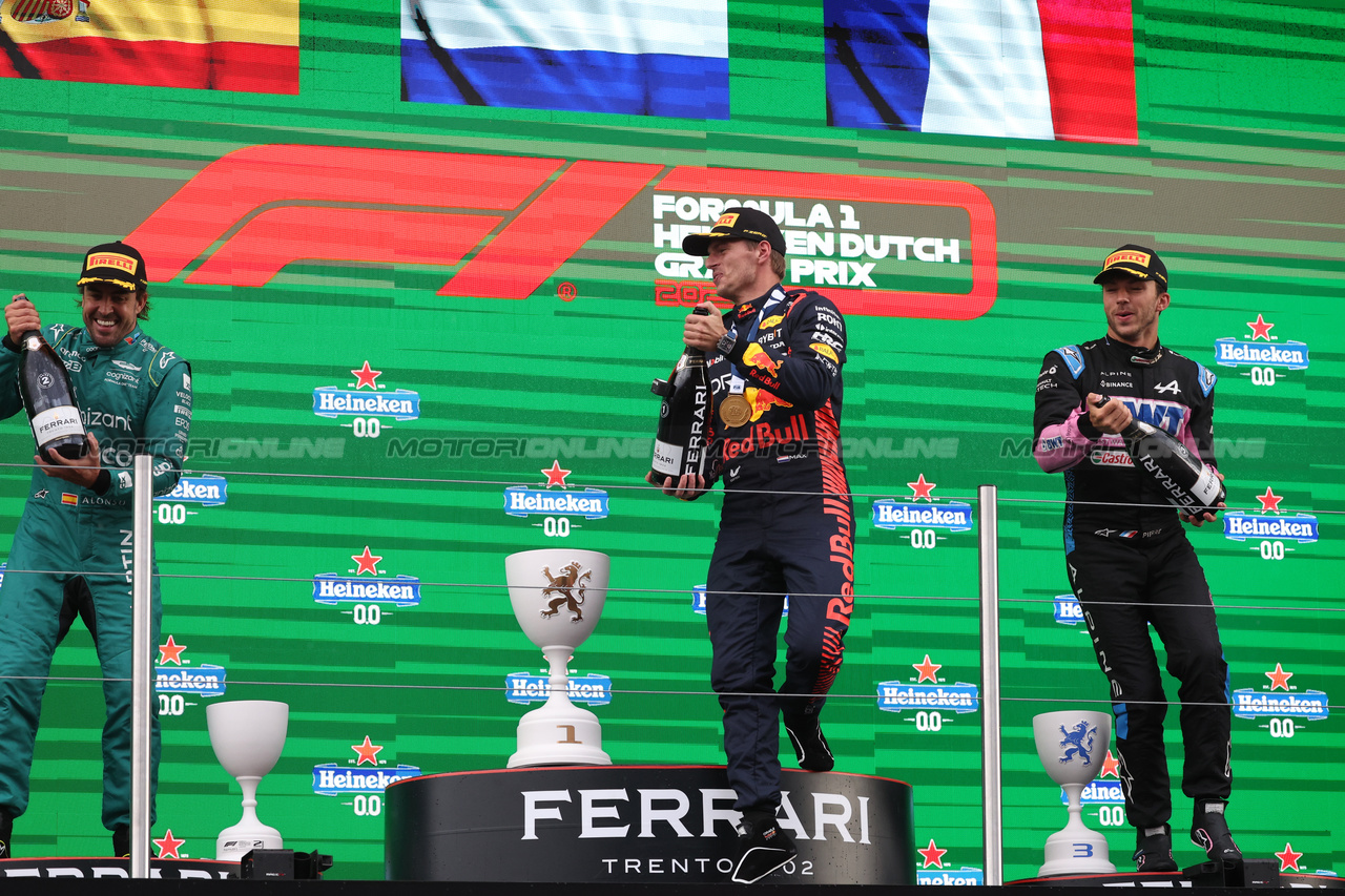 GP OLANDA, The podium (L to R): Fernando Alonso (ESP) Aston Martin F1 Team, second; Max Verstappen (NLD) Red Bull Racing, vincitore; Pierre Gasly (FRA) Alpine F1 Team, third.

27.08.2023. Formula 1 World Championship, Rd 14, Dutch Grand Prix, Zandvoort, Netherlands, Gara Day.

- www.xpbimages.com, EMail: requests@xpbimages.com © Copyright: Bearne / XPB Images