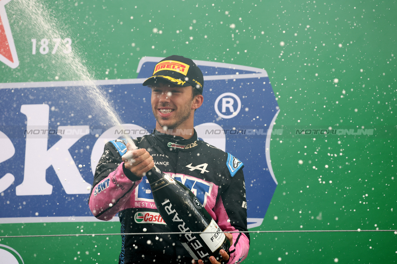 GP OLANDA, Pierre Gasly (FRA) Alpine F1 Team celebrates his third position on the podium.

27.08.2023. Formula 1 World Championship, Rd 14, Dutch Grand Prix, Zandvoort, Netherlands, Gara Day.

- www.xpbimages.com, EMail: requests@xpbimages.com © Copyright: Bearne / XPB Images