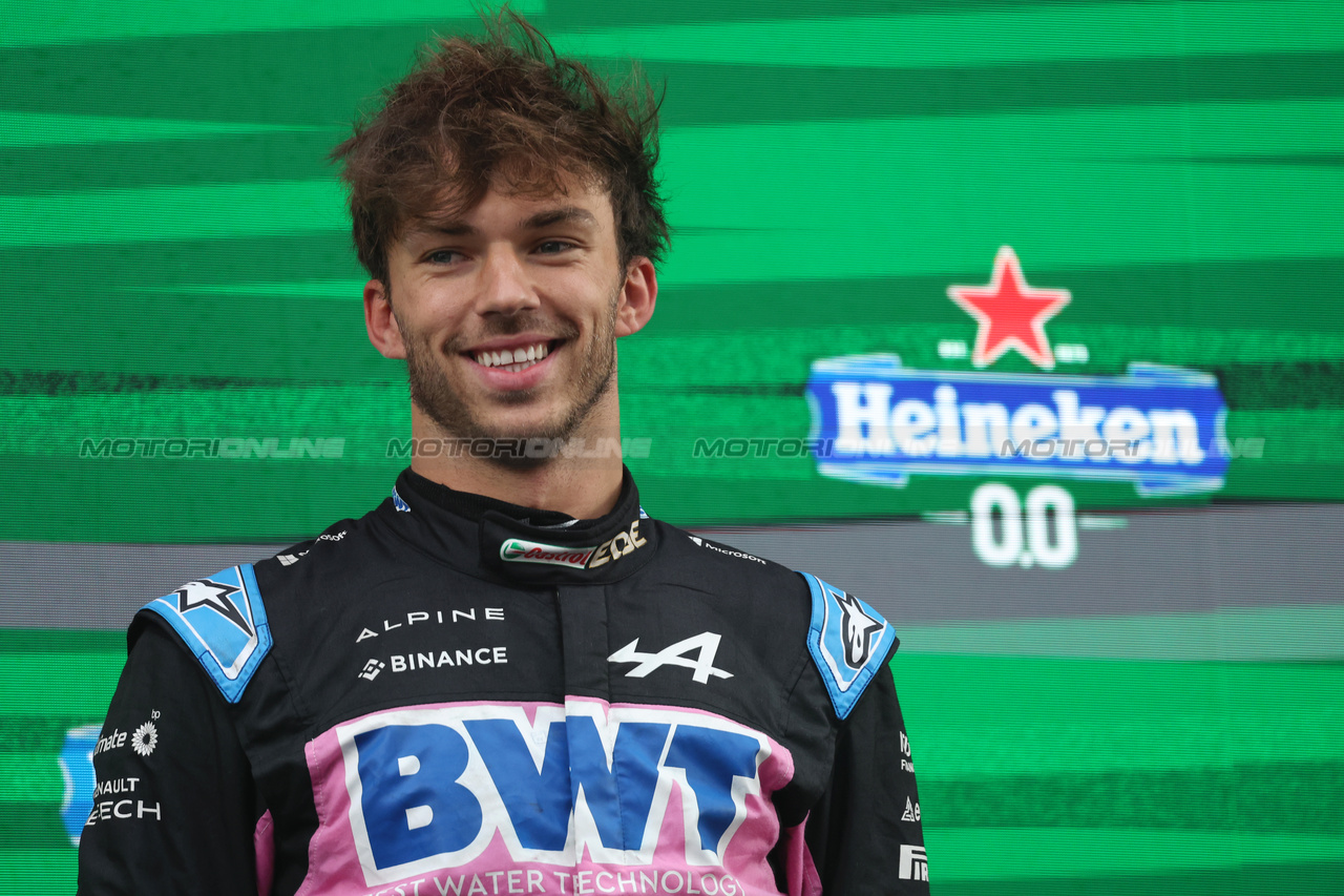 GP OLANDA, Pierre Gasly (FRA) Alpine F1 Team celebrates his third position on the podium.

27.08.2023. Formula 1 World Championship, Rd 14, Dutch Grand Prix, Zandvoort, Netherlands, Gara Day.

- www.xpbimages.com, EMail: requests@xpbimages.com © Copyright: Bearne / XPB Images