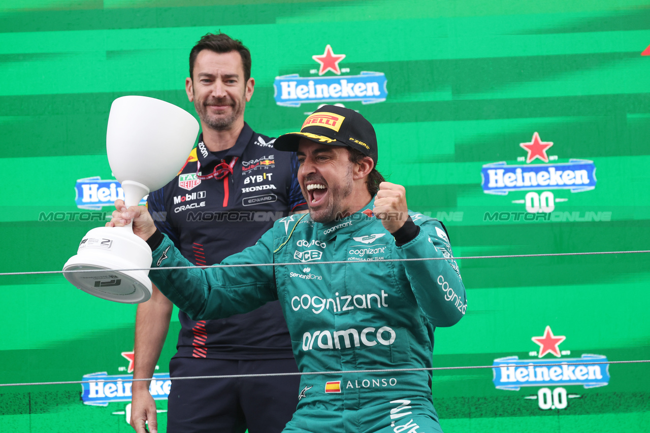 GP OLANDA, Fernando Alonso (ESP) Aston Martin F1 Team celebrates his second position on the podium.

27.08.2023. Formula 1 World Championship, Rd 14, Dutch Grand Prix, Zandvoort, Netherlands, Gara Day.

- www.xpbimages.com, EMail: requests@xpbimages.com © Copyright: Bearne / XPB Images