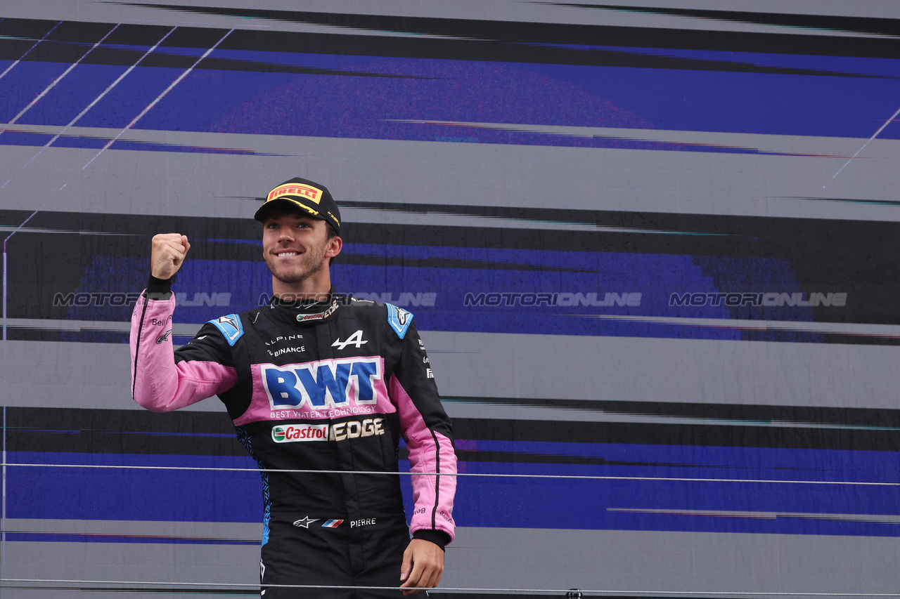 GP OLANDA, Pierre Gasly (FRA) Alpine F1 Team celebrates his third position on the podium.

27.08.2023. Formula 1 World Championship, Rd 14, Dutch Grand Prix, Zandvoort, Netherlands, Gara Day.

- www.xpbimages.com, EMail: requests@xpbimages.com © Copyright: Bearne / XPB Images