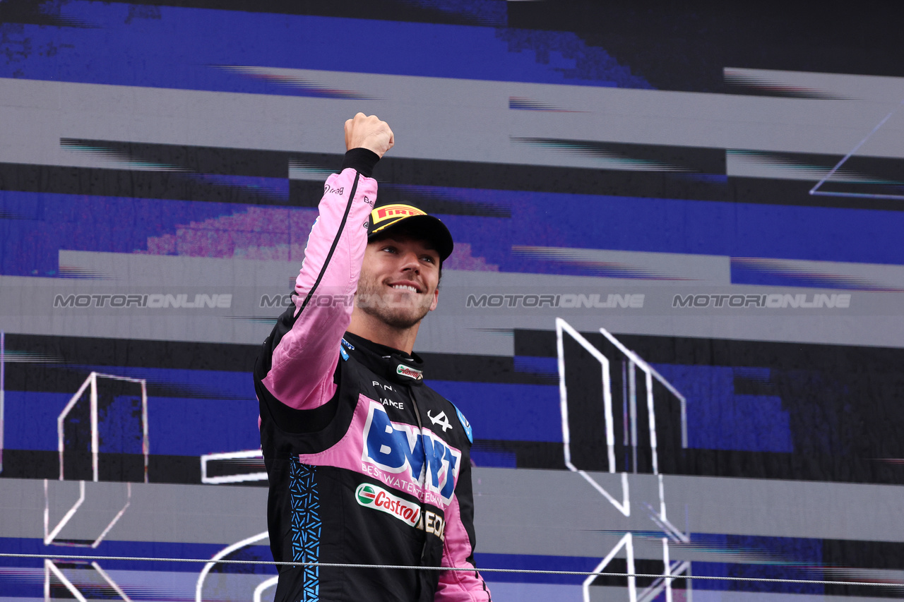 GP OLANDA, Pierre Gasly (FRA) Alpine F1 Team celebrates his third position on the podium.

27.08.2023. Formula 1 World Championship, Rd 14, Dutch Grand Prix, Zandvoort, Netherlands, Gara Day.

- www.xpbimages.com, EMail: requests@xpbimages.com © Copyright: Bearne / XPB Images
