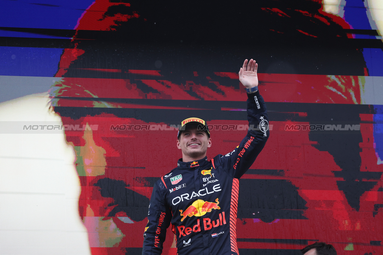GP OLANDA, Gara winner Max Verstappen (NLD) Red Bull Racing celebrates on the podium.

27.08.2023. Formula 1 World Championship, Rd 14, Dutch Grand Prix, Zandvoort, Netherlands, Gara Day.

- www.xpbimages.com, EMail: requests@xpbimages.com © Copyright: Bearne / XPB Images