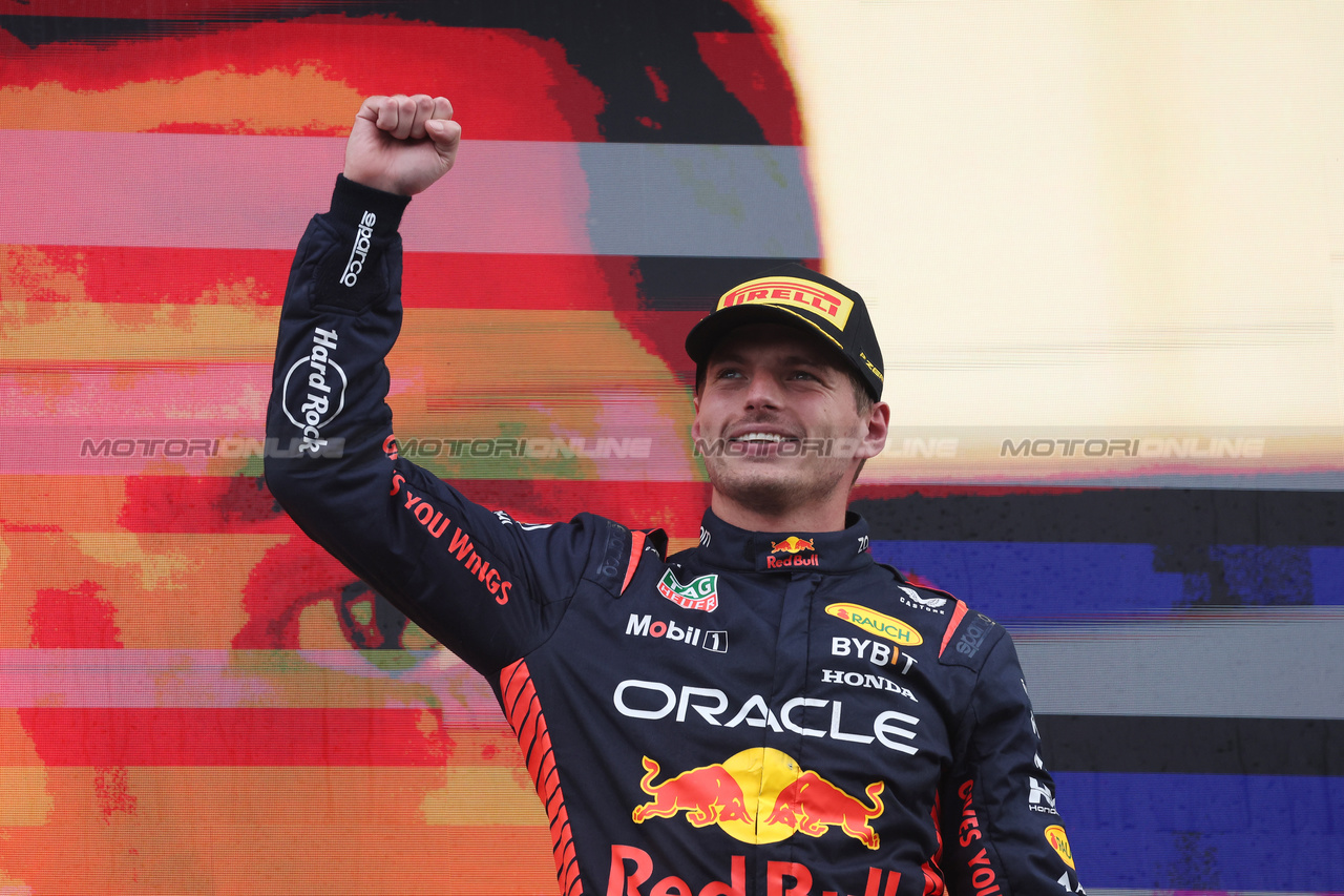 GP OLANDA, Gara winner Max Verstappen (NLD) Red Bull Racing celebrates on the podium.

27.08.2023. Formula 1 World Championship, Rd 14, Dutch Grand Prix, Zandvoort, Netherlands, Gara Day.

- www.xpbimages.com, EMail: requests@xpbimages.com © Copyright: Bearne / XPB Images