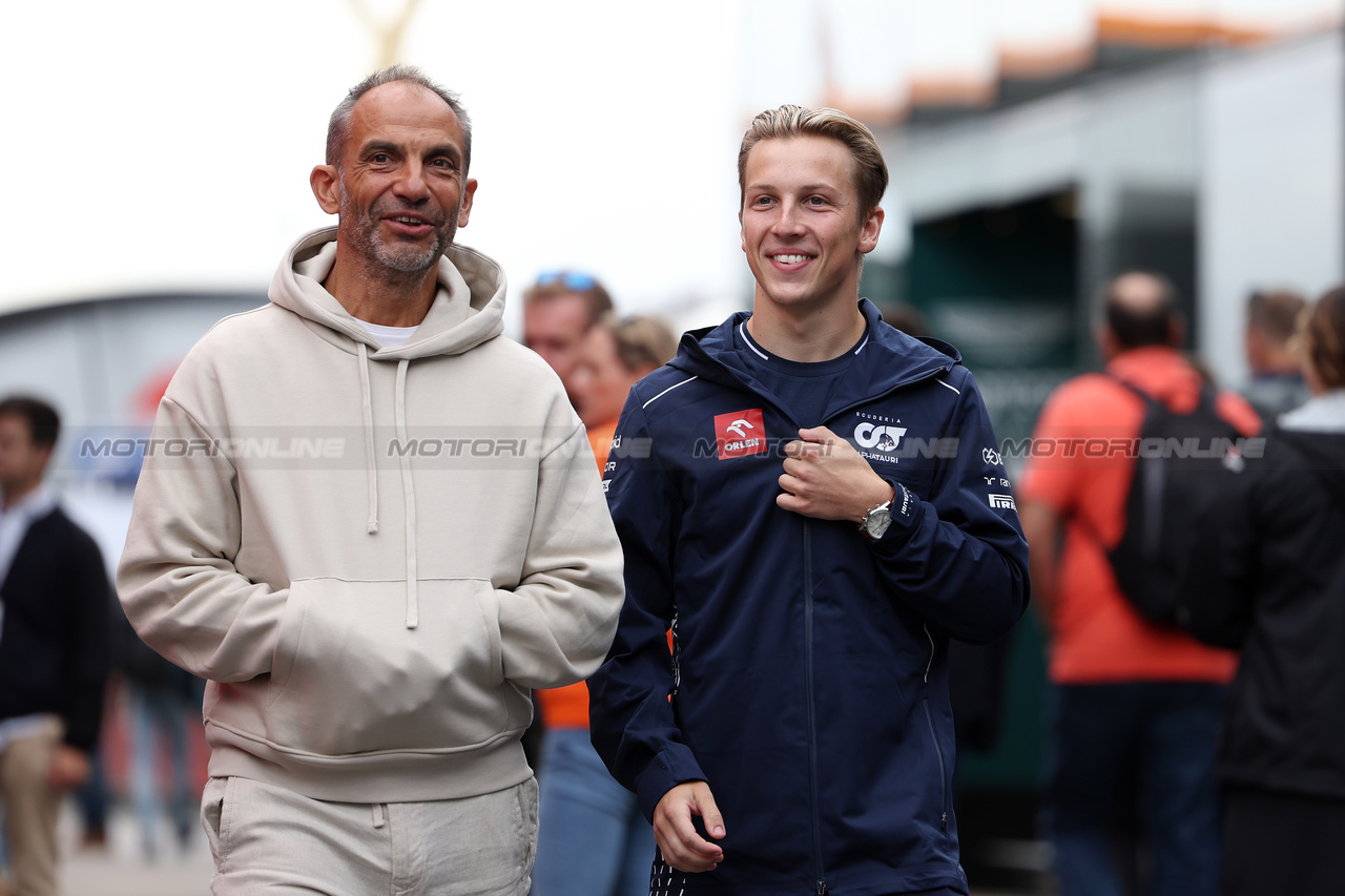 GP OLANDA, (L to R): Adam Norris (GBR) with Liam Lawson (NZL) AlphaTauri.

27.08.2023. Formula 1 World Championship, Rd 14, Dutch Grand Prix, Zandvoort, Netherlands, Gara Day.

 - www.xpbimages.com, EMail: requests@xpbimages.com © Copyright: Staley / XPB Images