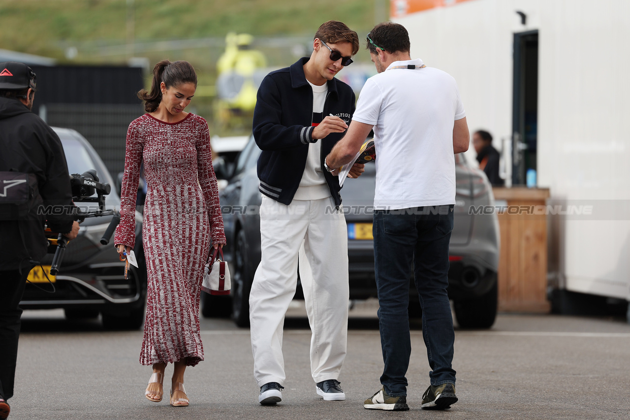 GP OLANDA, (L to R): Carmen Montero Mundt with her boyfriend George Russell (GBR) Mercedes AMG F1.

27.08.2023. Formula 1 World Championship, Rd 14, Dutch Grand Prix, Zandvoort, Netherlands, Gara Day.

 - www.xpbimages.com, EMail: requests@xpbimages.com © Copyright: Staley / XPB Images