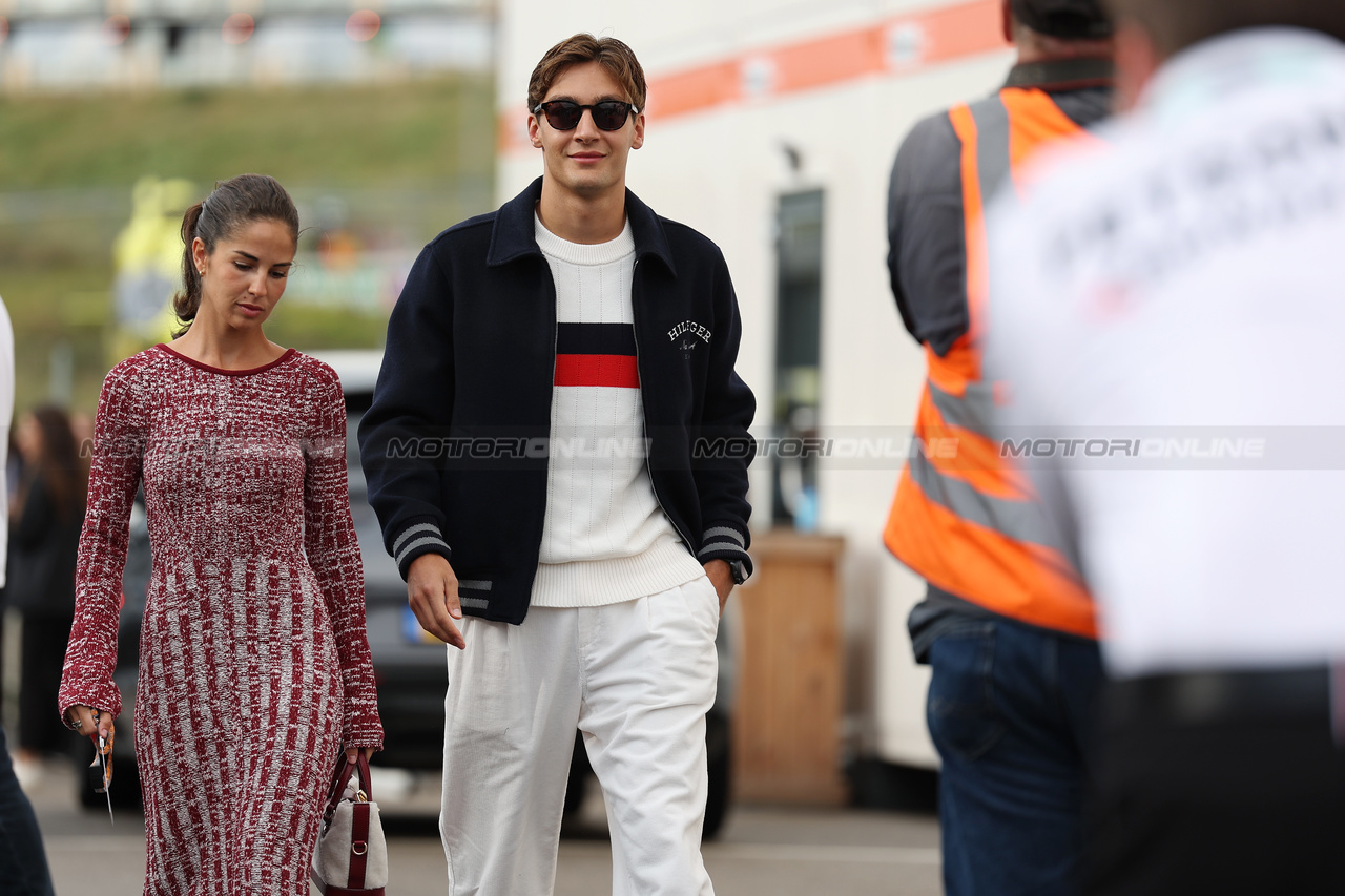 GP OLANDA, (L to R): Carmen Montero Mundt with her boyfriend George Russell (GBR) Mercedes AMG F1.

27.08.2023. Formula 1 World Championship, Rd 14, Dutch Grand Prix, Zandvoort, Netherlands, Gara Day.

 - www.xpbimages.com, EMail: requests@xpbimages.com © Copyright: Staley / XPB Images