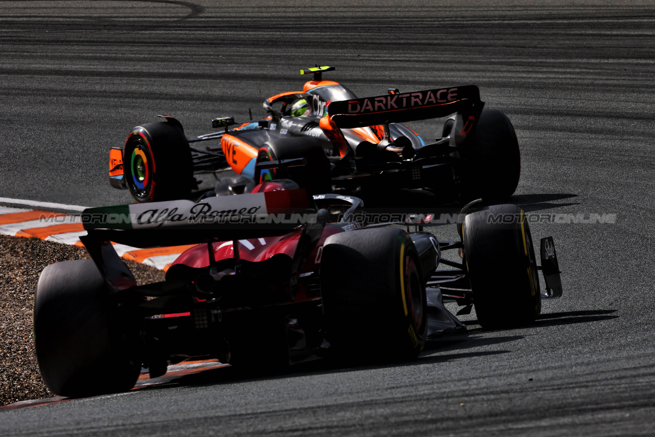 GP OLANDA, Lando Norris (GBR) McLaren MCL60 davanti a Valtteri Bottas (FIN) Alfa Romeo F1 Team C43.

27.08.2023. Formula 1 World Championship, Rd 14, Dutch Grand Prix, Zandvoort, Netherlands, Gara Day.

- www.xpbimages.com, EMail: requests@xpbimages.com © Copyright: Charniaux / XPB Images