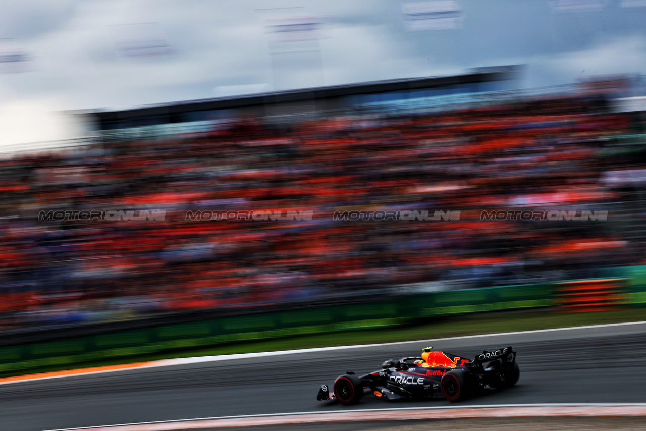 GP OLANDA, Sergio Perez (MEX) Red Bull Racing RB19.

27.08.2023. Formula 1 World Championship, Rd 14, Dutch Grand Prix, Zandvoort, Netherlands, Gara Day.

- www.xpbimages.com, EMail: requests@xpbimages.com © Copyright: Charniaux / XPB Images