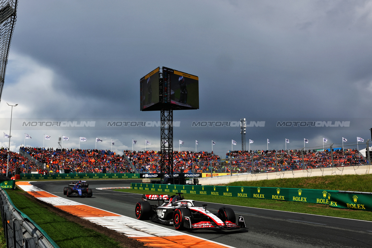GP OLANDA, Kevin Magnussen (DEN) Haas VF-23.

27.08.2023. Formula 1 World Championship, Rd 14, Dutch Grand Prix, Zandvoort, Netherlands, Gara Day.

- www.xpbimages.com, EMail: requests@xpbimages.com © Copyright: Charniaux / XPB Images