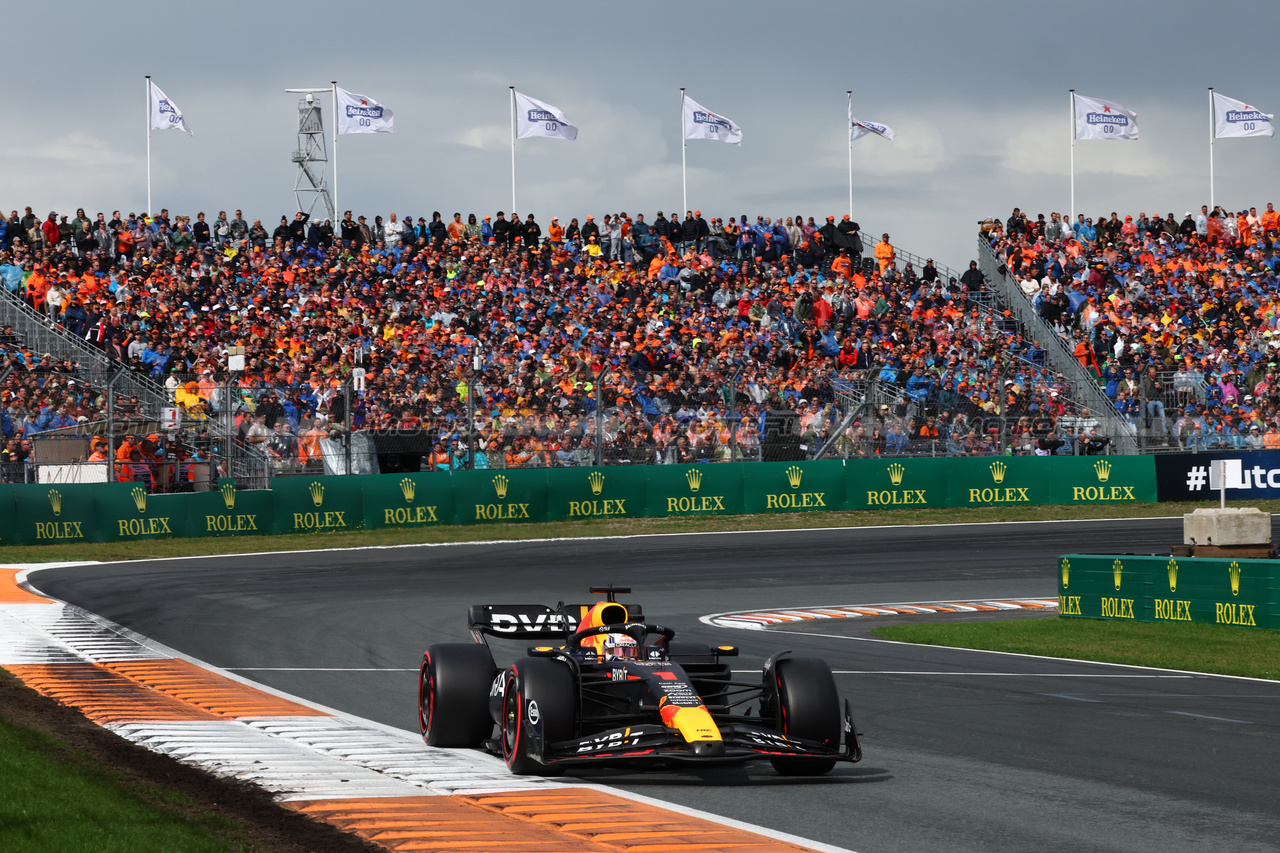 GP OLANDA, Max Verstappen (NLD) Red Bull Racing RB19.

27.08.2023. Formula 1 World Championship, Rd 14, Dutch Grand Prix, Zandvoort, Netherlands, Gara Day.

- www.xpbimages.com, EMail: requests@xpbimages.com © Copyright: Charniaux / XPB Images