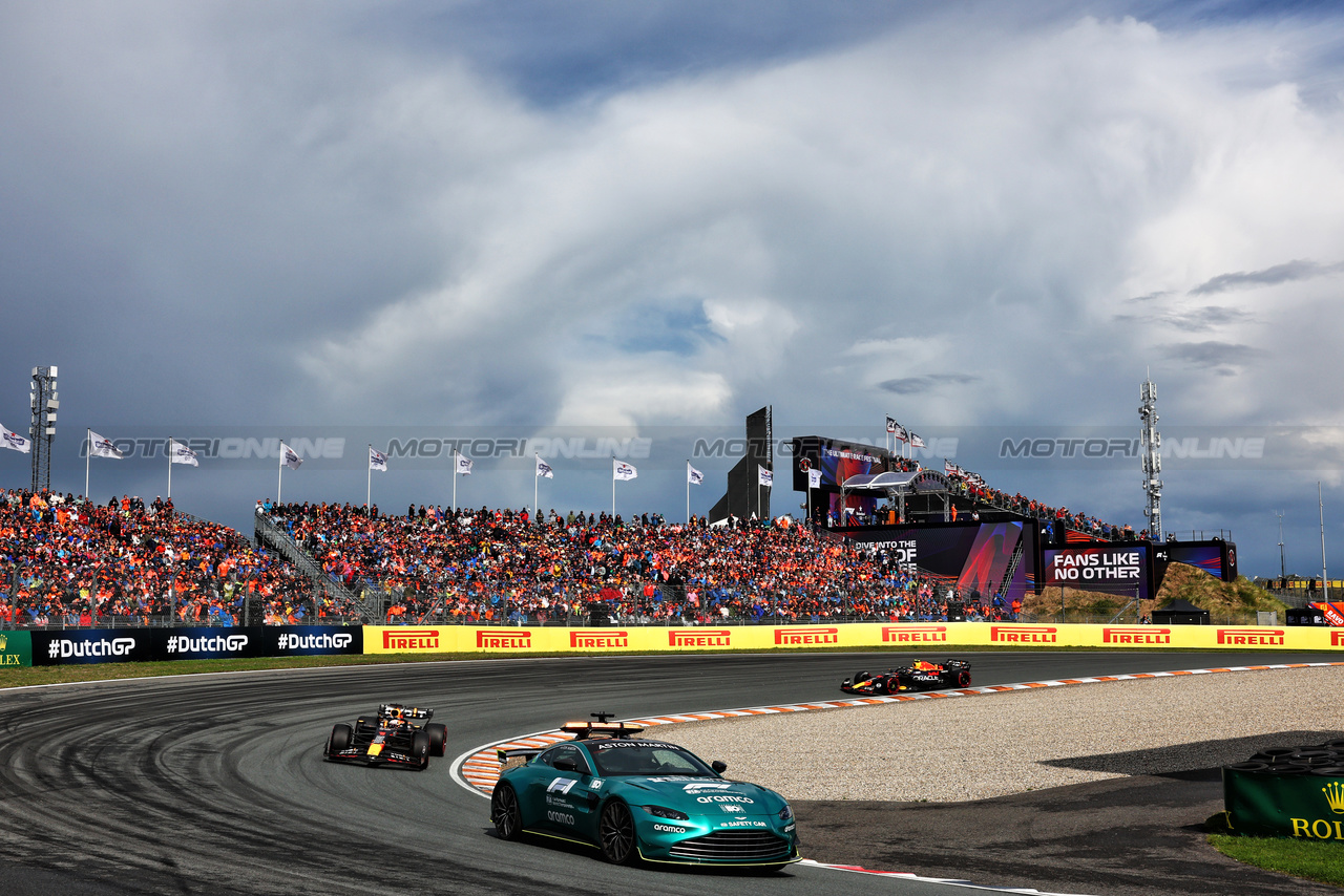 GP OLANDA, Max Verstappen (NLD) Red Bull Racing RB19 davanti a behind the Aston Martin FIA Safety Car.

27.08.2023. Formula 1 World Championship, Rd 14, Dutch Grand Prix, Zandvoort, Netherlands, Gara Day.

- www.xpbimages.com, EMail: requests@xpbimages.com © Copyright: Charniaux / XPB Images