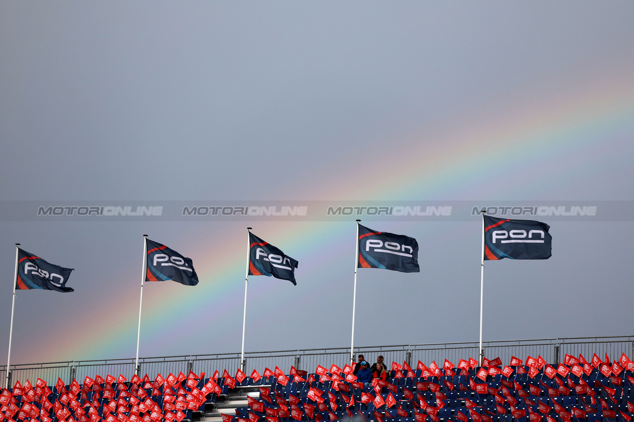 GP OLANDA, Circuit Atmosfera - a rainbow above the grandstand.

27.08.2023. Formula 1 World Championship, Rd 14, Dutch Grand Prix, Zandvoort, Netherlands, Gara Day.

 - www.xpbimages.com, EMail: requests@xpbimages.com © Copyright: Staley / XPB Images