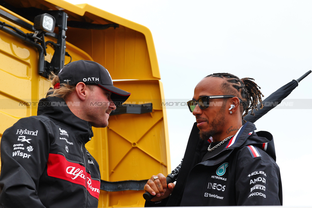 GP OLANDA, (L to R): Valtteri Bottas (FIN) Alfa Romeo F1 Team with Lewis Hamilton (GBR) Mercedes AMG F1 on the drivers' parade.

27.08.2023. Formula 1 World Championship, Rd 14, Dutch Grand Prix, Zandvoort, Netherlands, Gara Day.

 - www.xpbimages.com, EMail: requests@xpbimages.com © Copyright: Coates / XPB Images