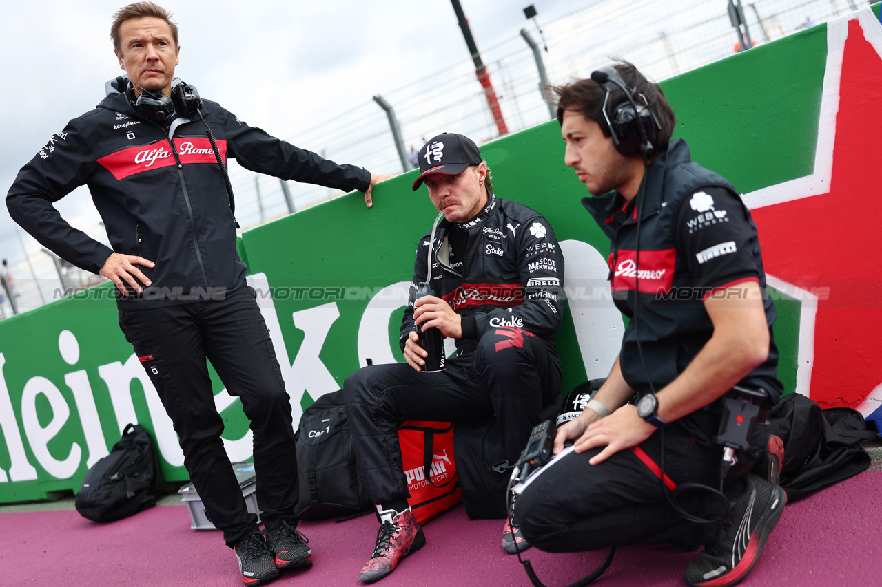 GP OLANDA, Valtteri Bottas (FIN) Alfa Romeo F1 Team on the grid.

27.08.2023. Formula 1 World Championship, Rd 14, Dutch Grand Prix, Zandvoort, Netherlands, Gara Day.

- www.xpbimages.com, EMail: requests@xpbimages.com © Copyright: Charniaux / XPB Images